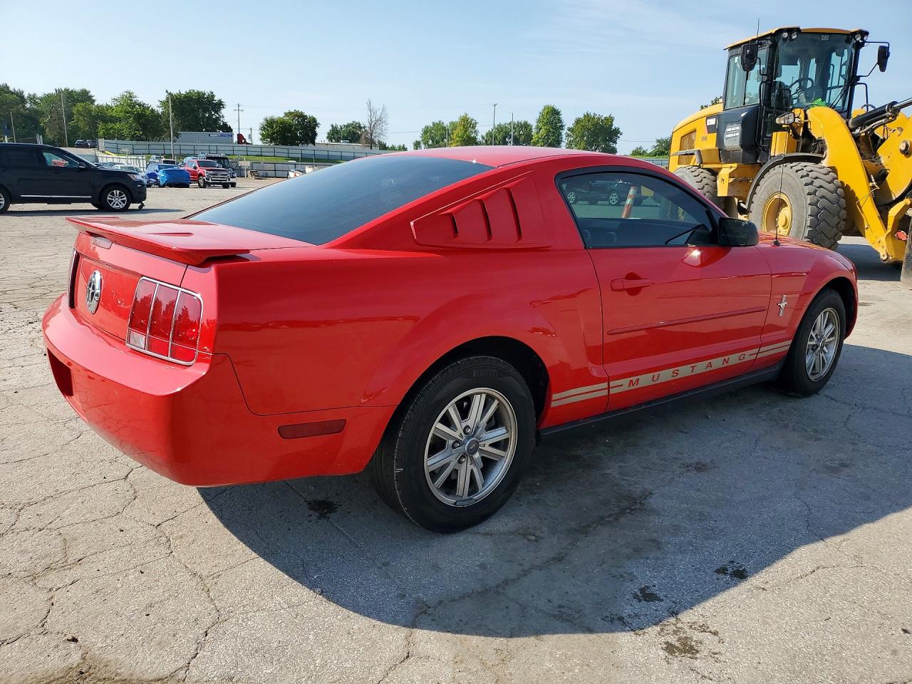 2008 Ford Mustang Red vin: 1ZVHT80N985187884