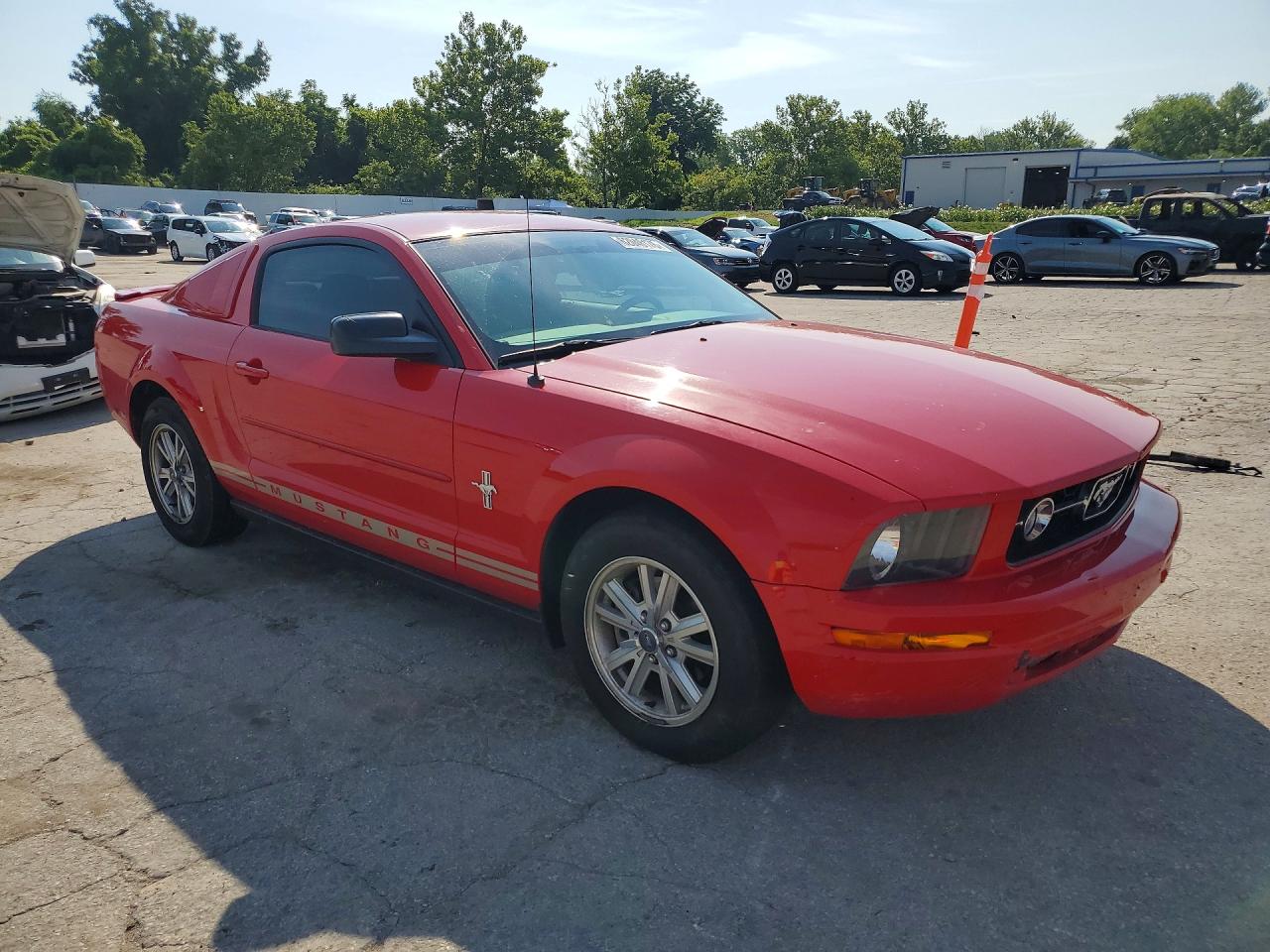 2008 Ford Mustang Red vin: 1ZVHT80N985187884