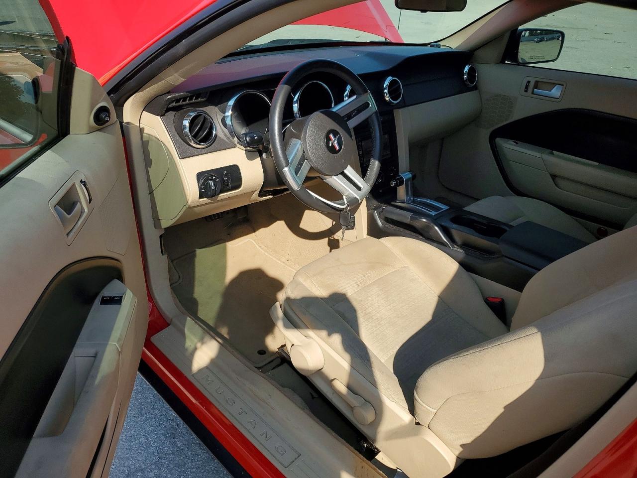 2008 Ford Mustang Red vin: 1ZVHT80N985187884