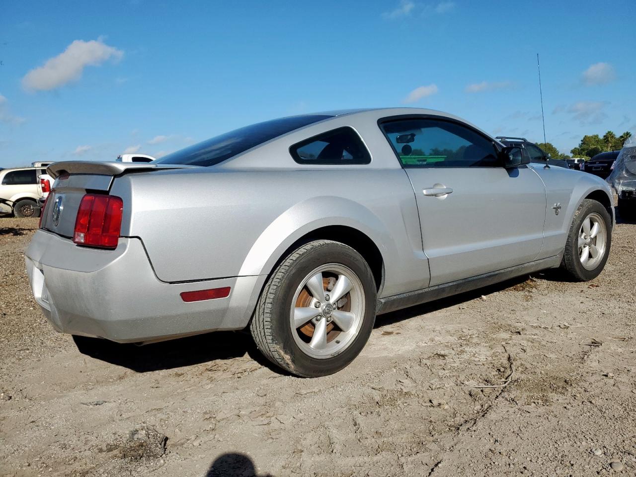 2009 Ford Mustang Серебряный vin: 1ZVHT80NX95101435