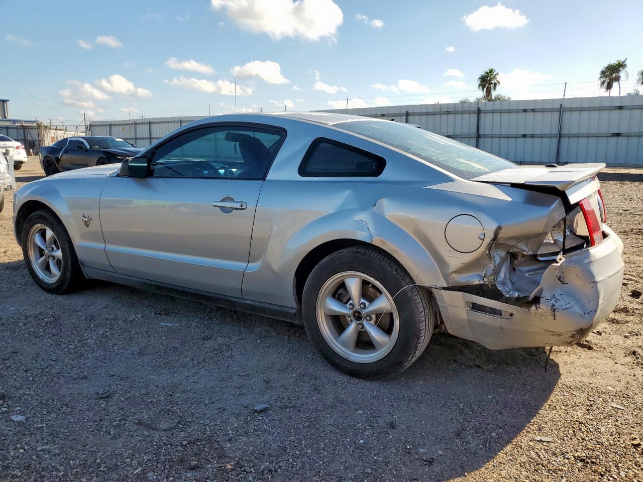 2009 Ford Mustang Серебряный vin: 1ZVHT80NX95101435