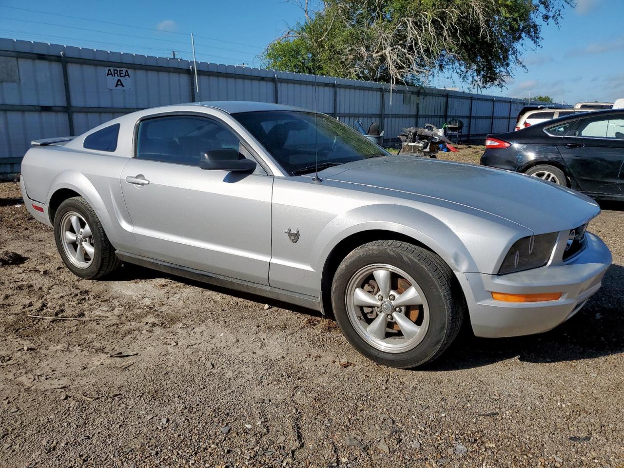 2009 Ford Mustang Серебряный vin: 1ZVHT80NX95101435