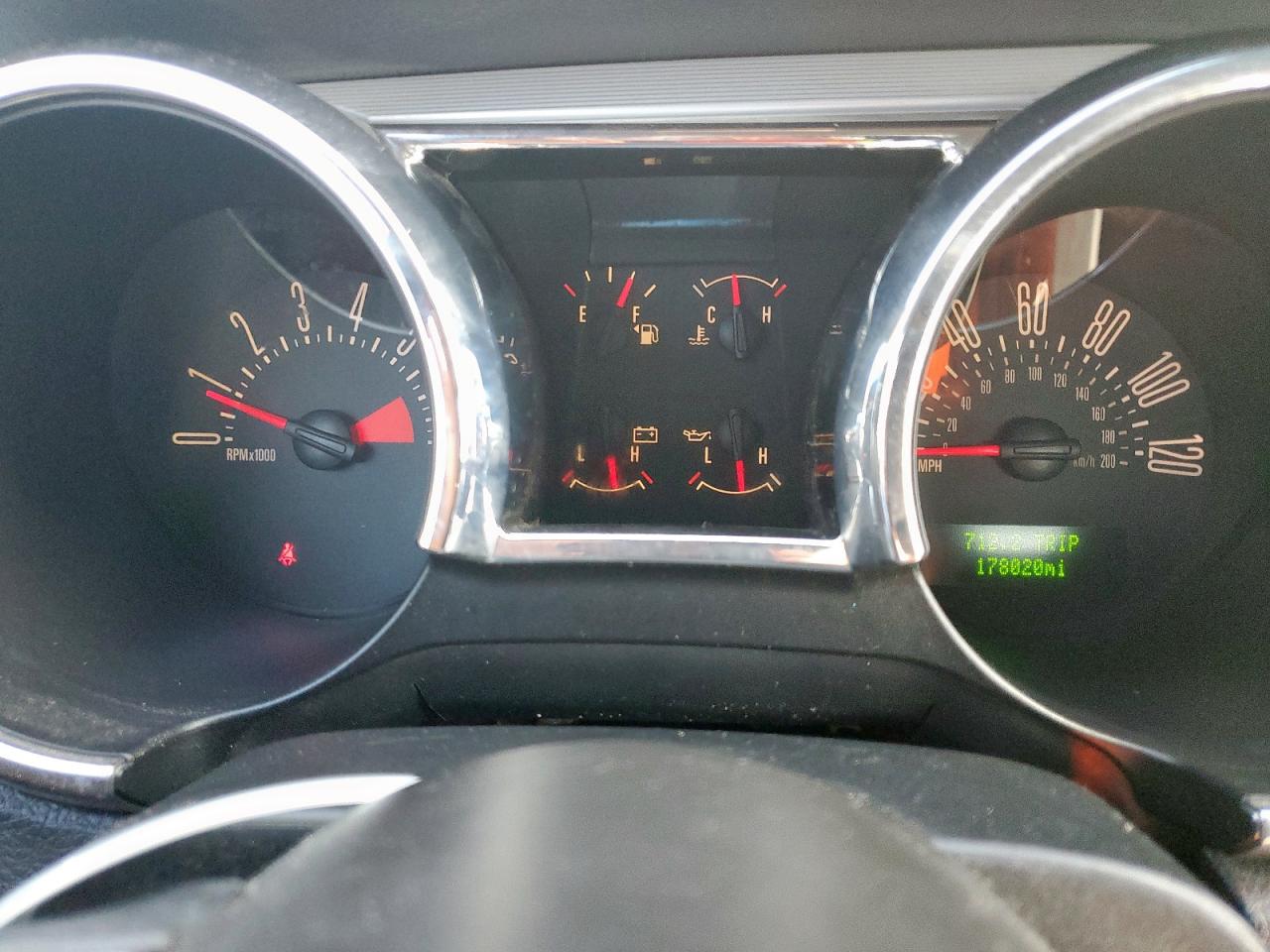 2009 Ford Mustang Серебряный vin: 1ZVHT80NX95101435