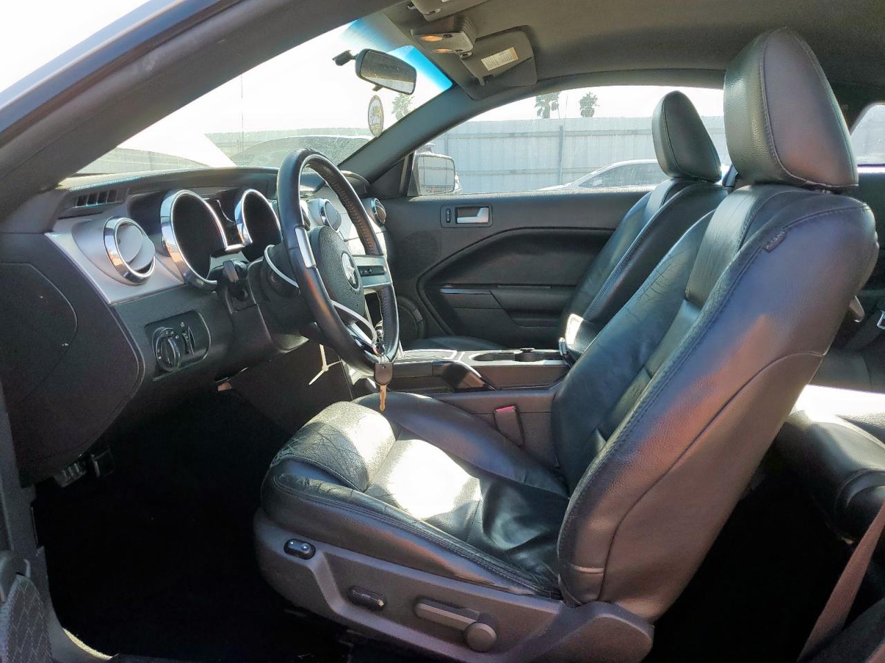 2009 Ford Mustang Серебряный vin: 1ZVHT80NX95101435