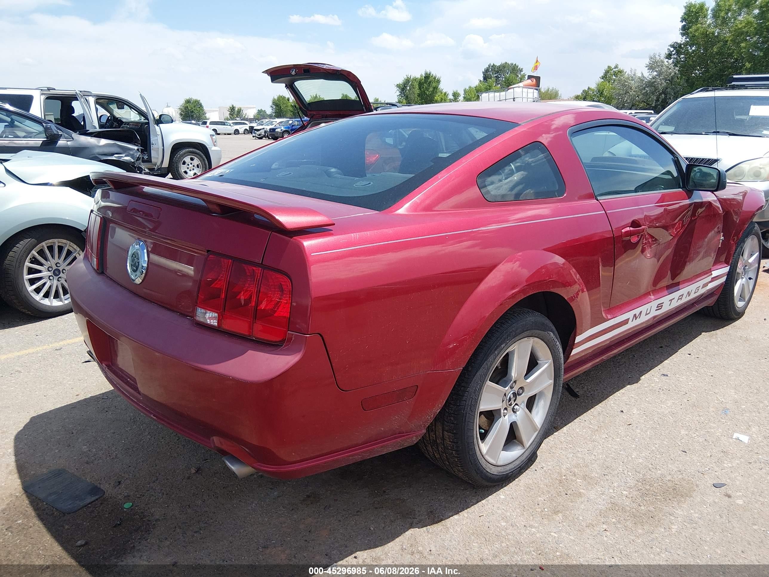 2007 Ford Mustang Gt Deluxe/gt Premium Red vin: 1ZVHT82H275357993