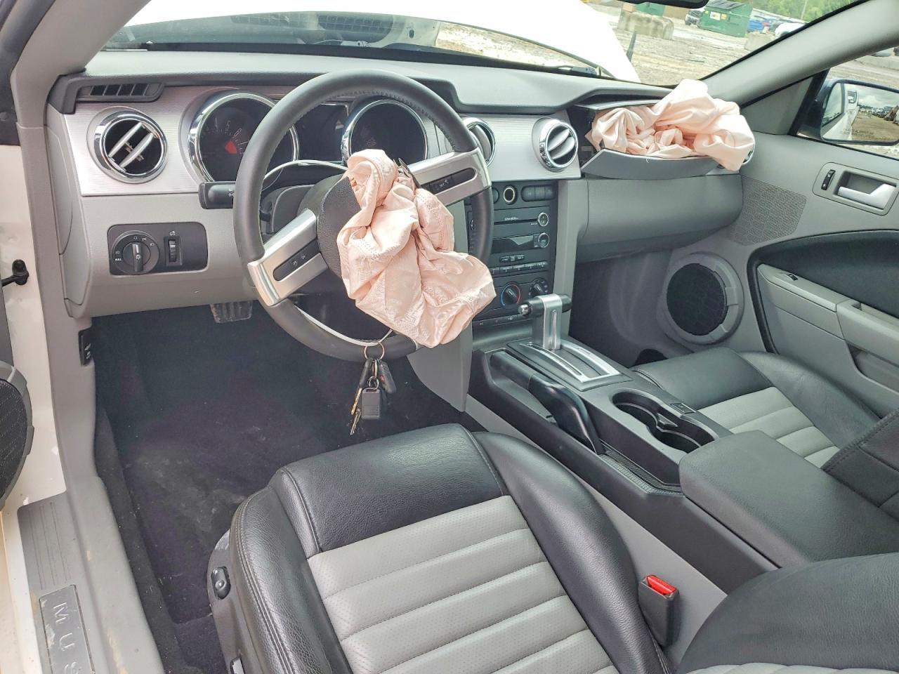 2009 Ford Mustang Gt White vin: 1ZVHT82H295128815
