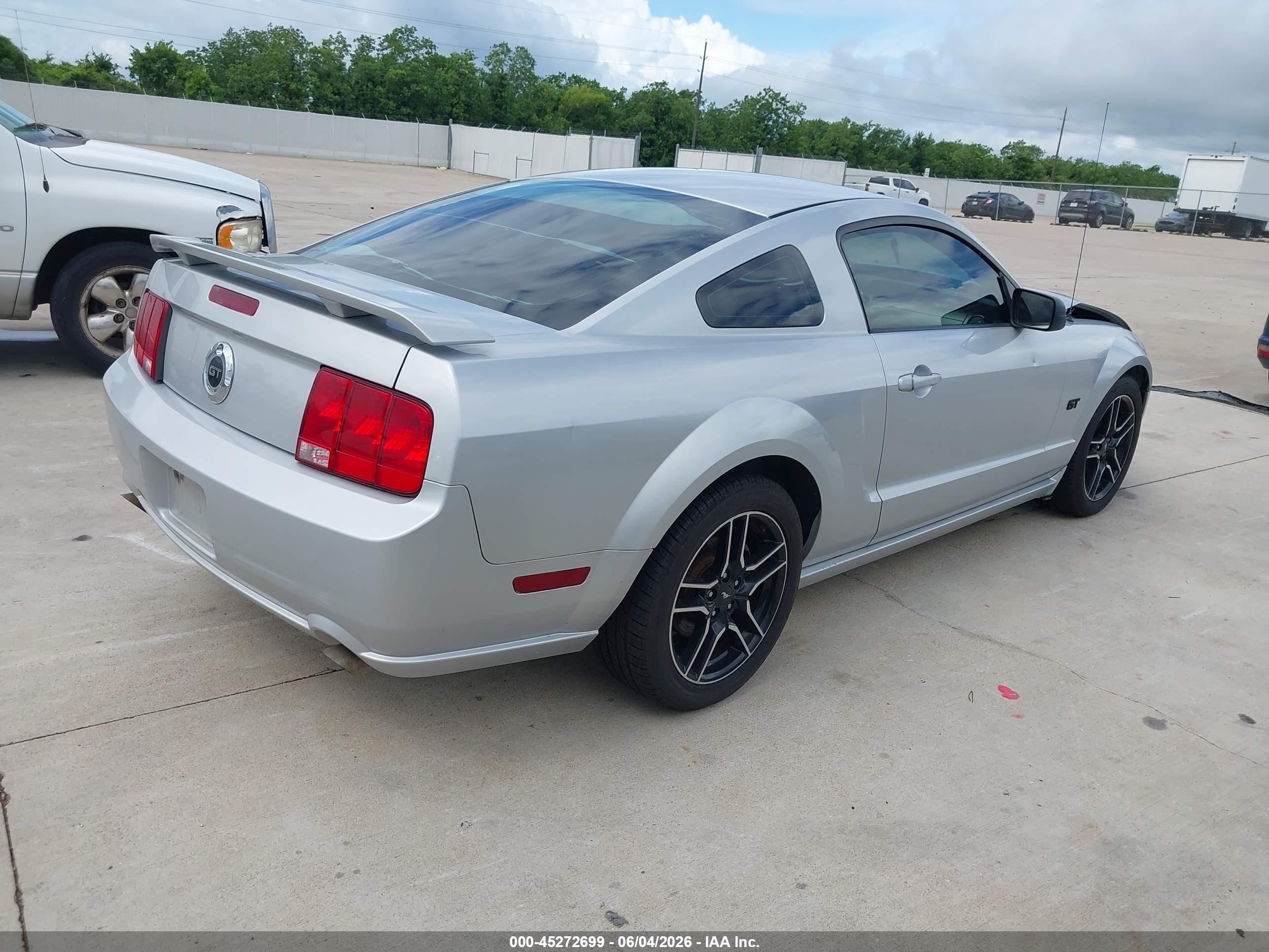 2005 Ford Mustang Gt Deluxe/gt Premium Silver vin: 1ZVHT82H355128445