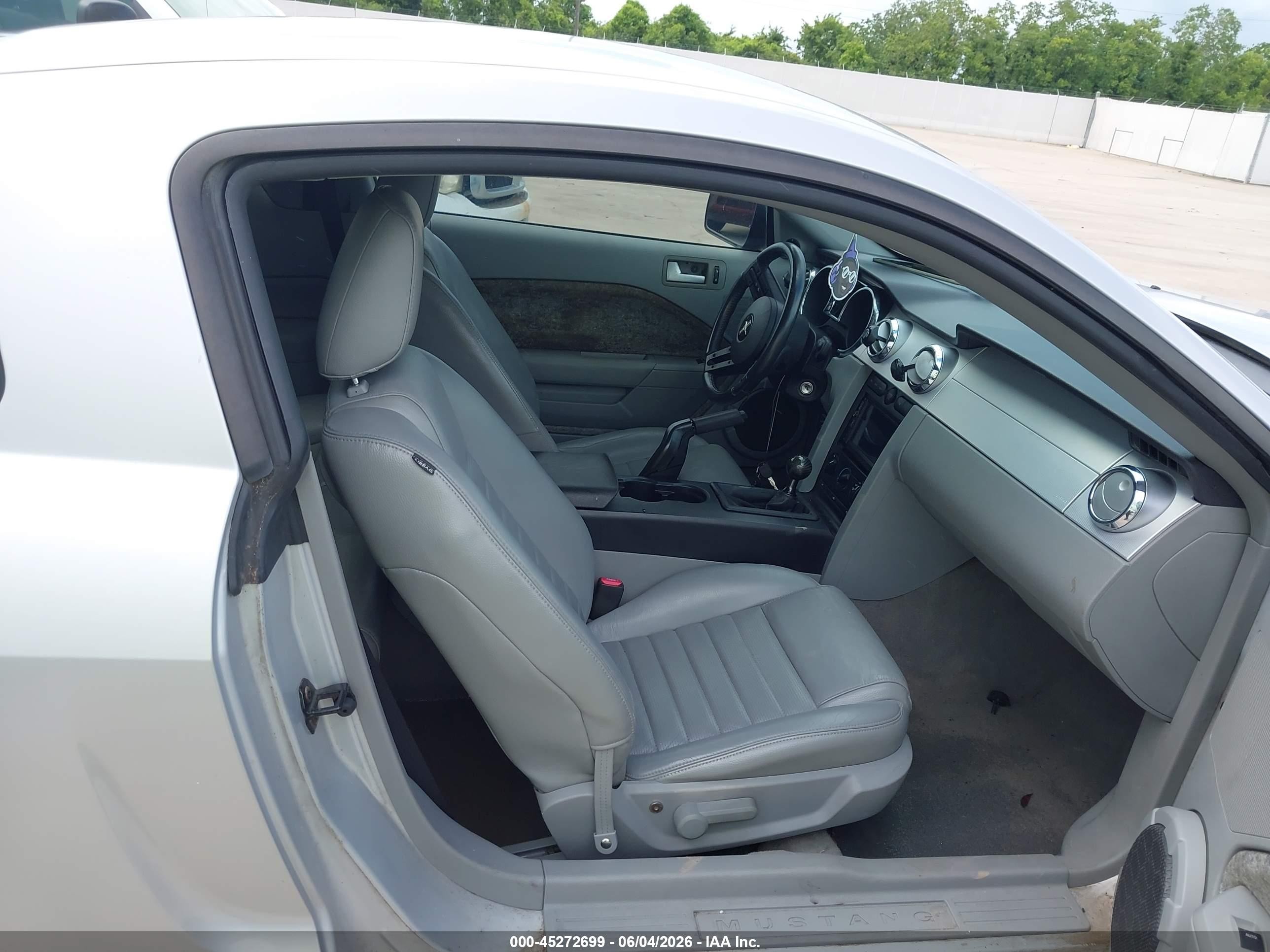 2005 Ford Mustang Gt Deluxe/gt Premium Silver vin: 1ZVHT82H355128445