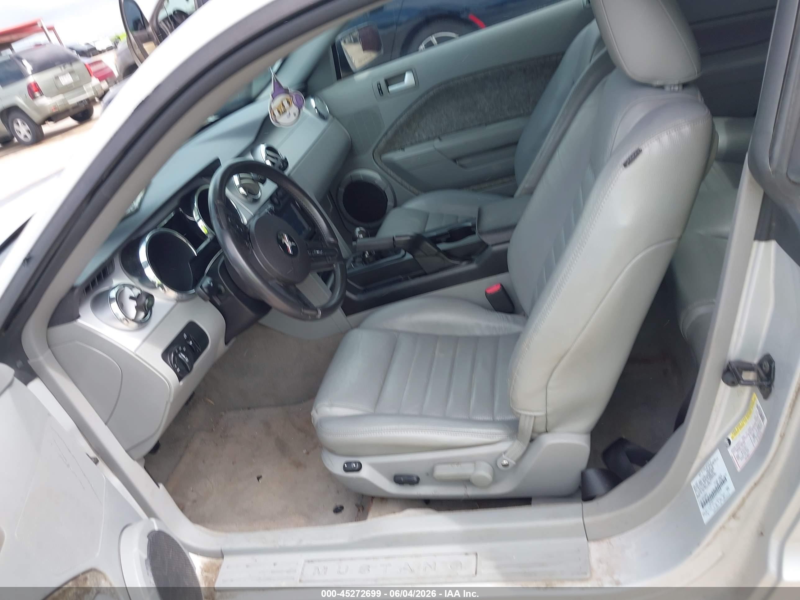 2005 Ford Mustang Gt Deluxe/gt Premium Silver vin: 1ZVHT82H355128445