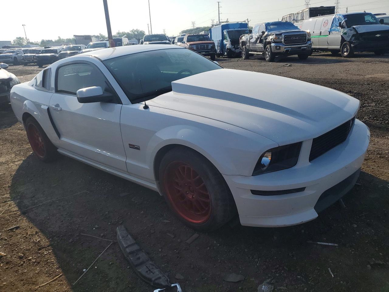 2007 Ford Mustang Gt White vin: 1ZVHT82H575302213