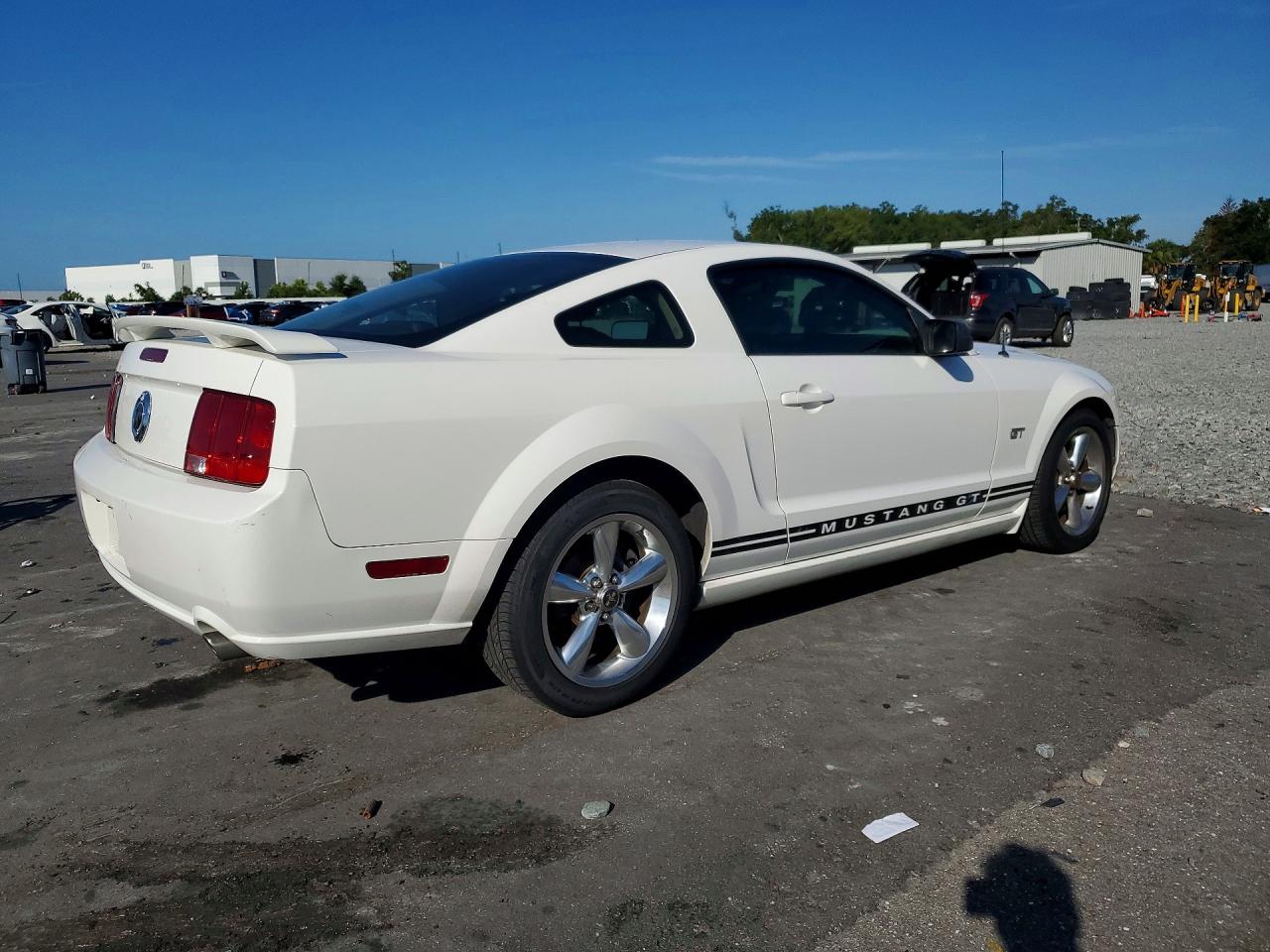 2008 Ford Mustang Gt White vin: 1ZVHT82H585188988