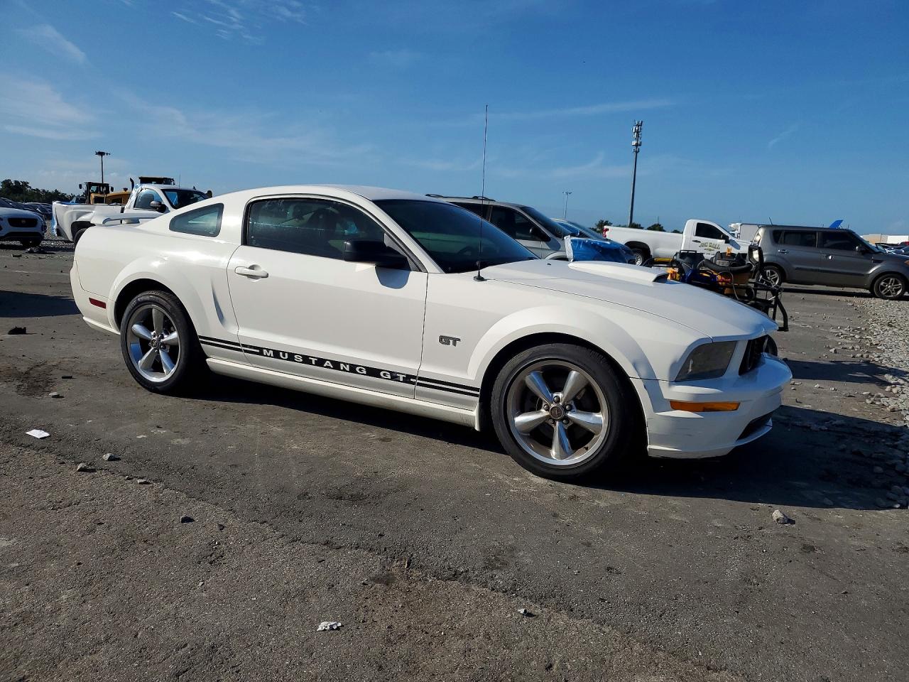 2008 Ford Mustang Gt White vin: 1ZVHT82H585188988
