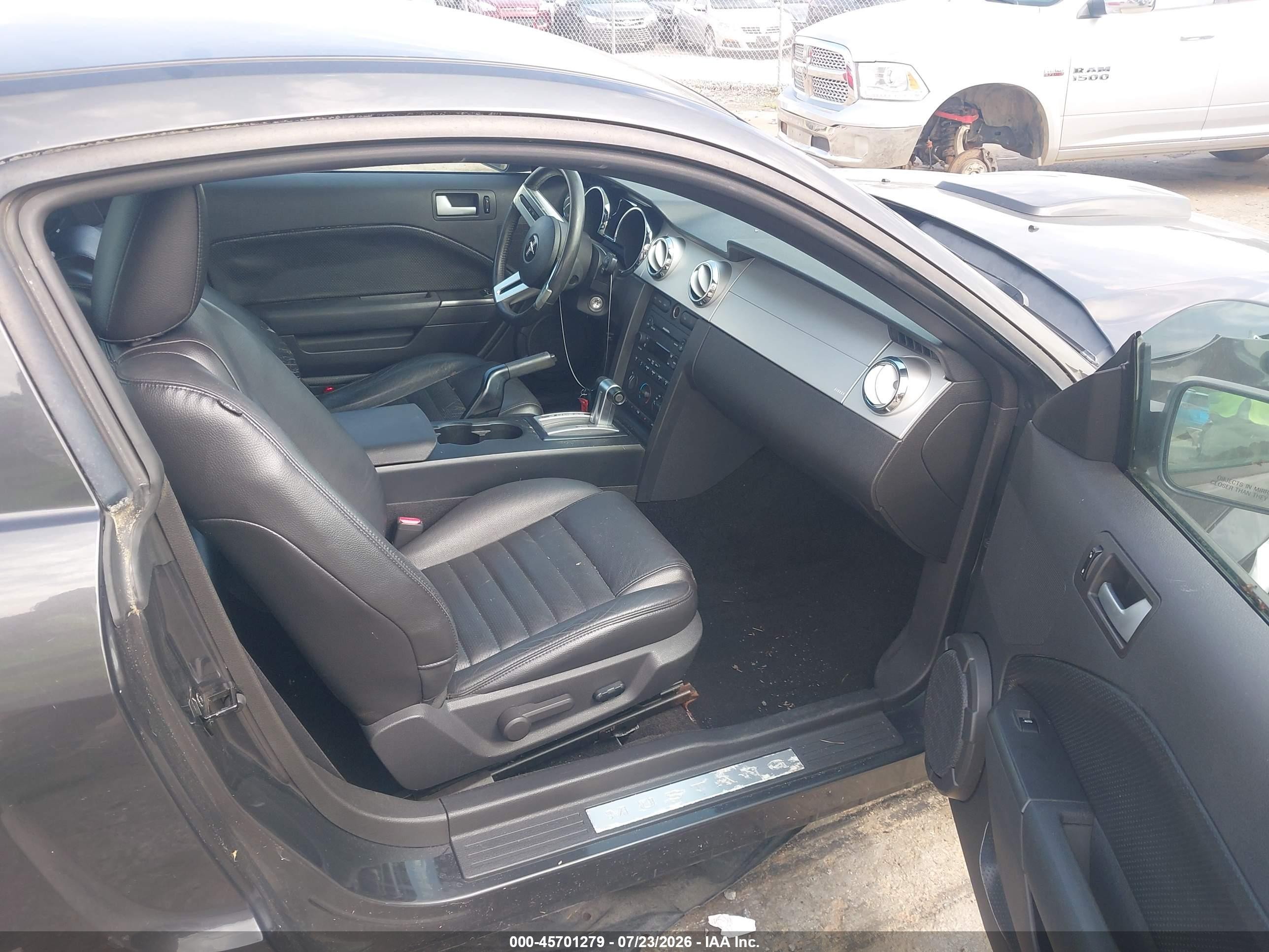 2007 Ford Mustang Gt Deluxe/gt Premium Черный vin: 1ZVHT82H675340601