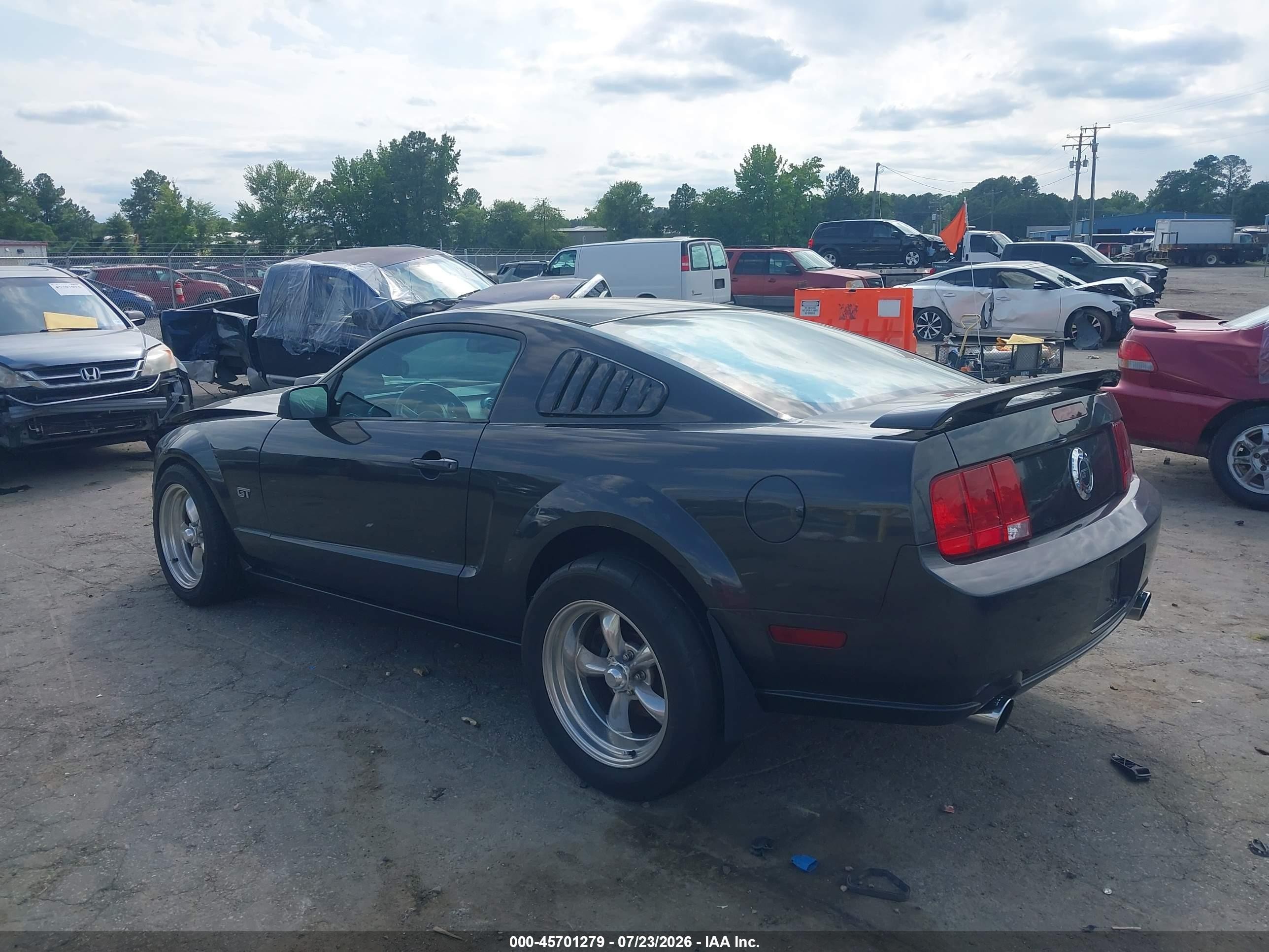 2007 Ford Mustang Gt Deluxe/gt Premium Черный vin: 1ZVHT82H675340601