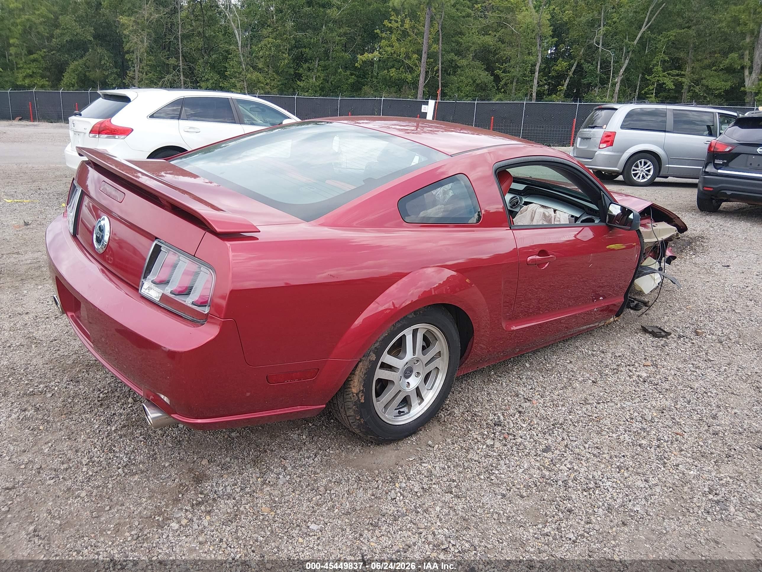 2005 Ford Mustang Gt Deluxe/gt Premium Red vin: 1ZVHT82H755205513