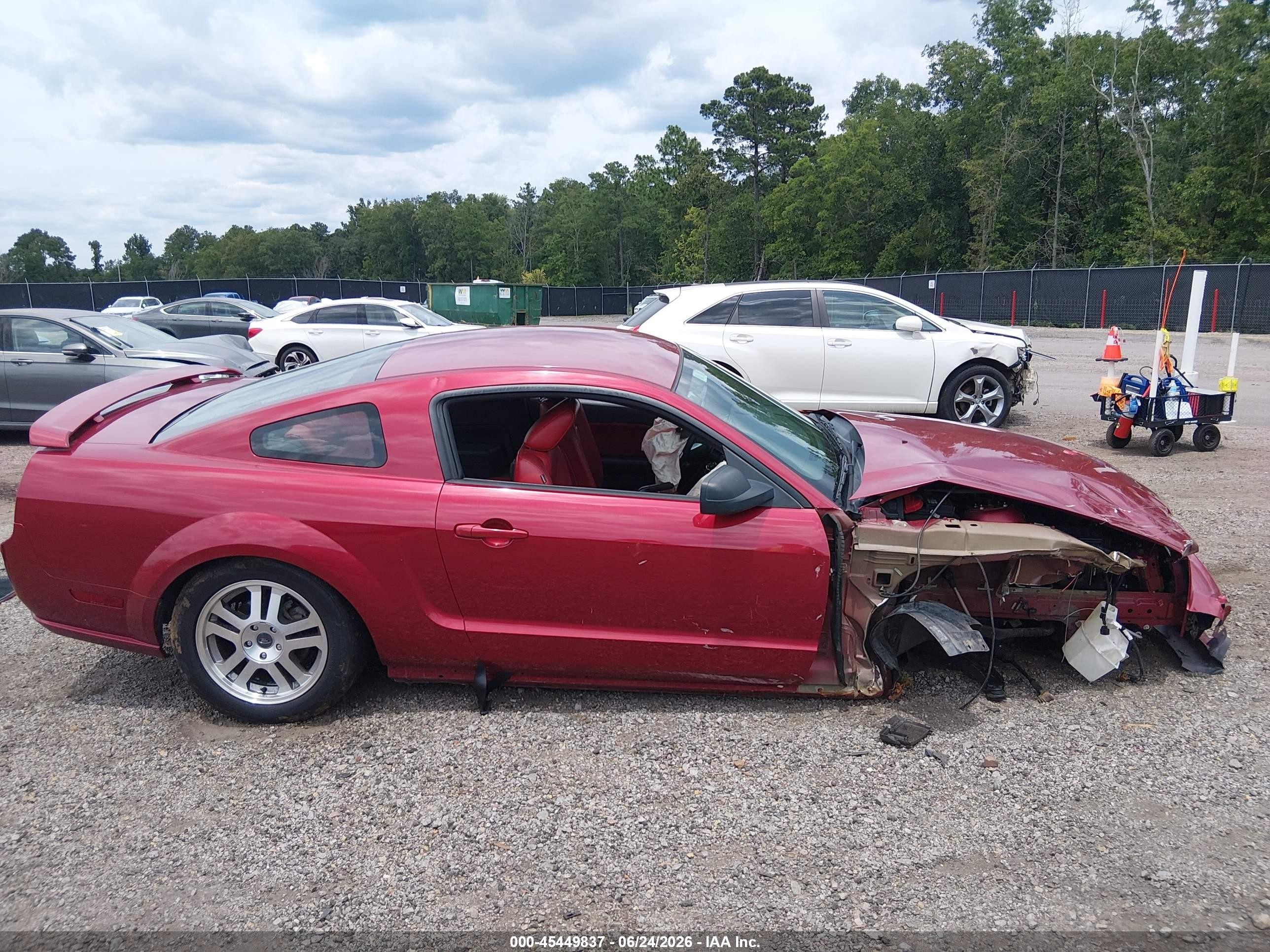 2005 Ford Mustang Gt Deluxe/gt Premium Red vin: 1ZVHT82H755205513