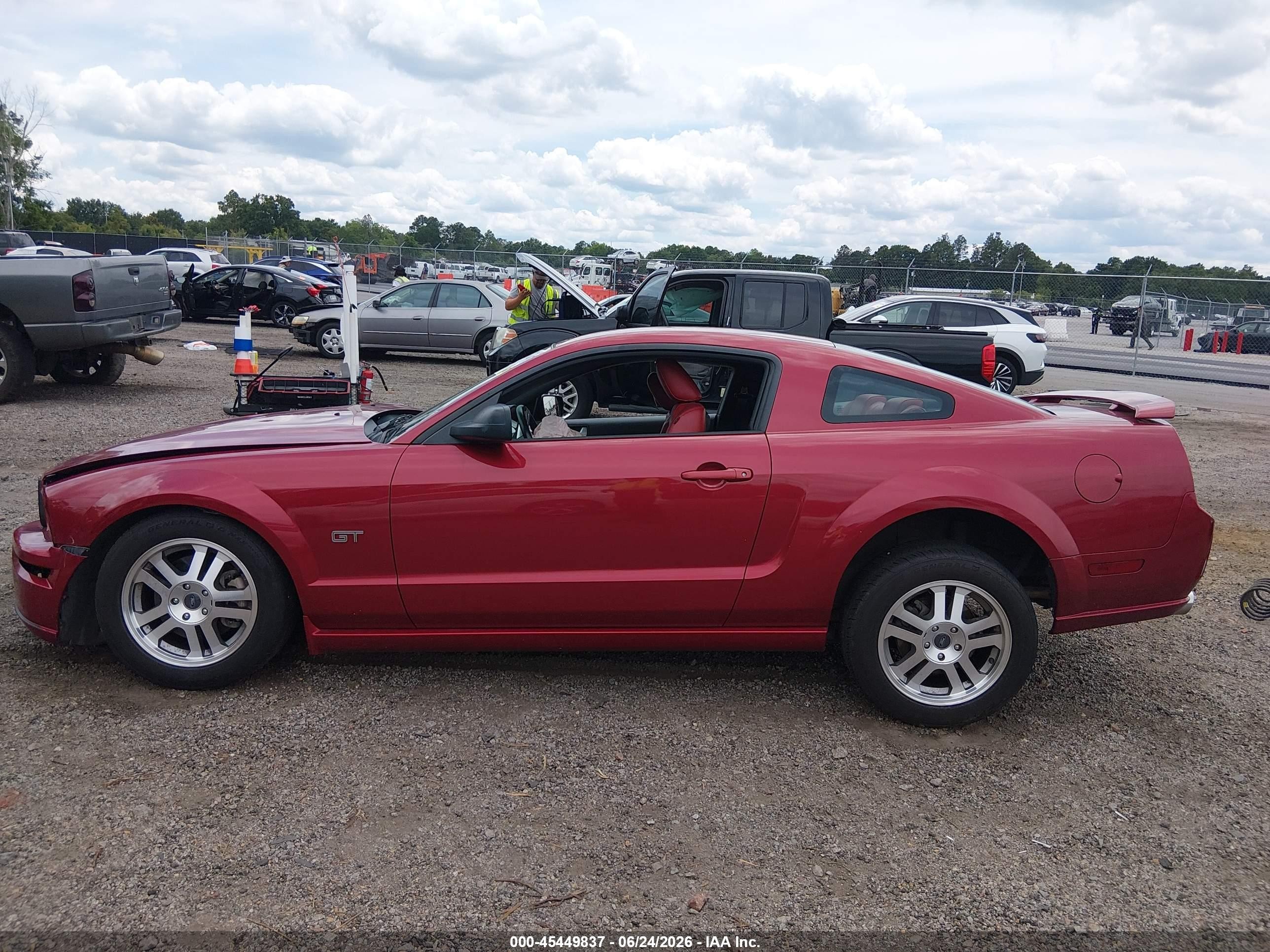 2005 Ford Mustang Gt Deluxe/gt Premium Red vin: 1ZVHT82H755205513