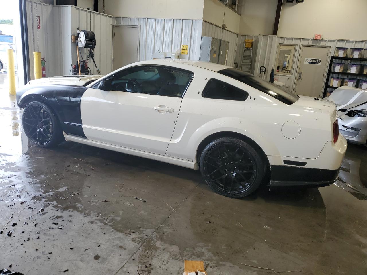 2008 Ford Mustang Gt White vin: 1ZVHT82HX85184256 Damage: Left Qtr Panel, Hole(S), 1 To 2 Inches