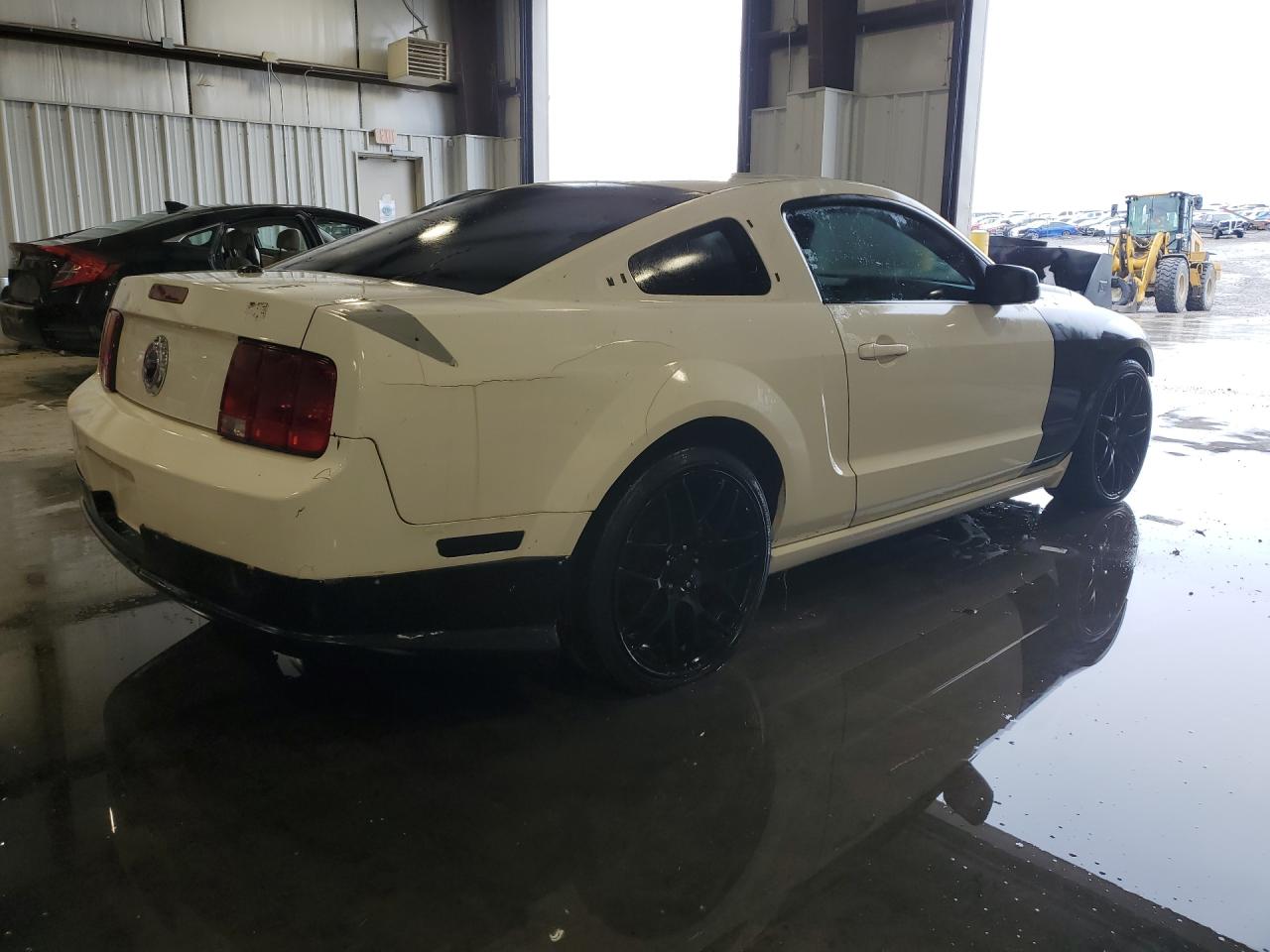 2008 Ford Mustang Gt White vin: 1ZVHT82HX85184256 Damage: Right Qtr Panel, Hole(S), 1 To 2 Inches