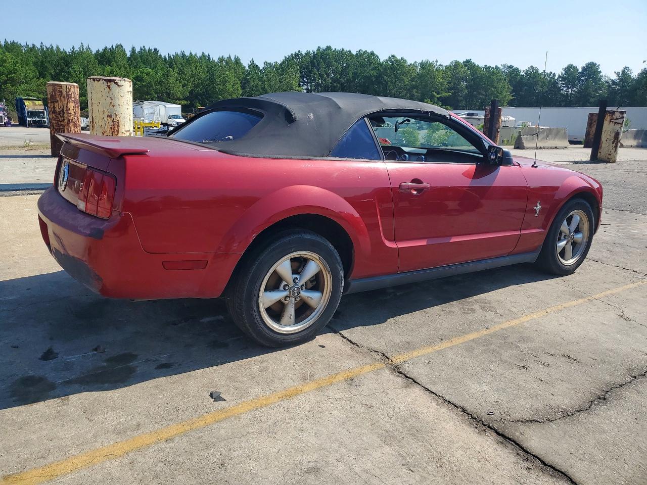 2008 Ford Mustang Red vin: 1ZVHT84N185118729