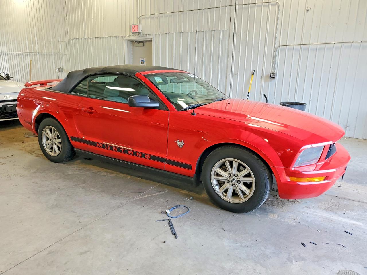 2009 Ford Mustang Red vin: 1ZVHT84N195108011