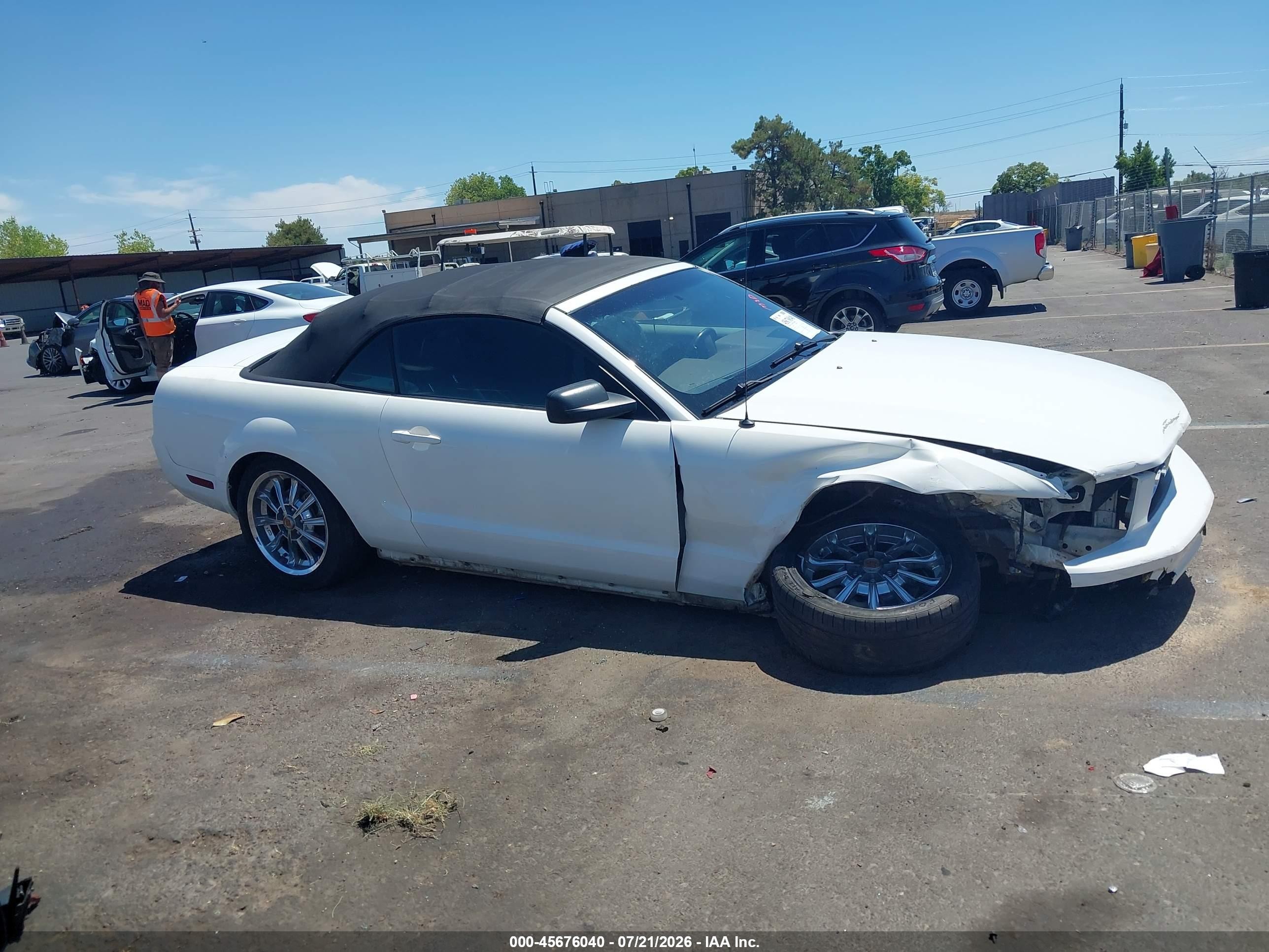 2007 Ford Mustang V6 Deluxe/v6 Premium White vin: 1ZVHT84N375253273