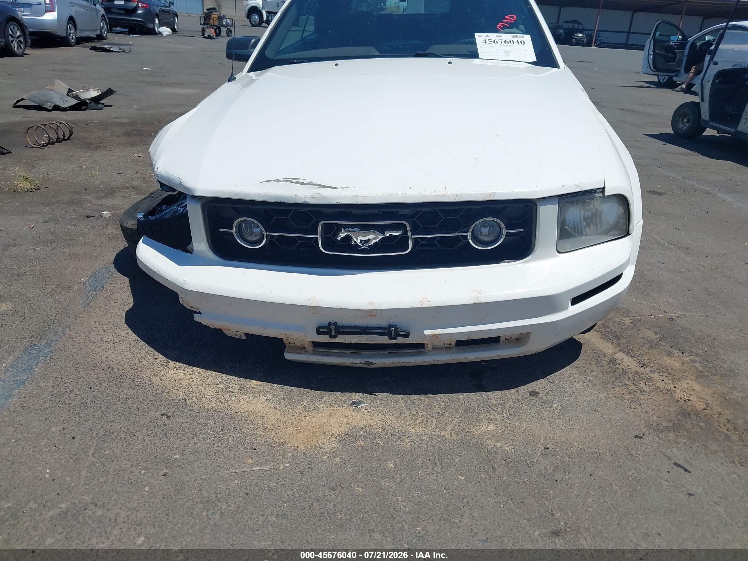 2007 Ford Mustang V6 Deluxe/v6 Premium White vin: 1ZVHT84N375253273