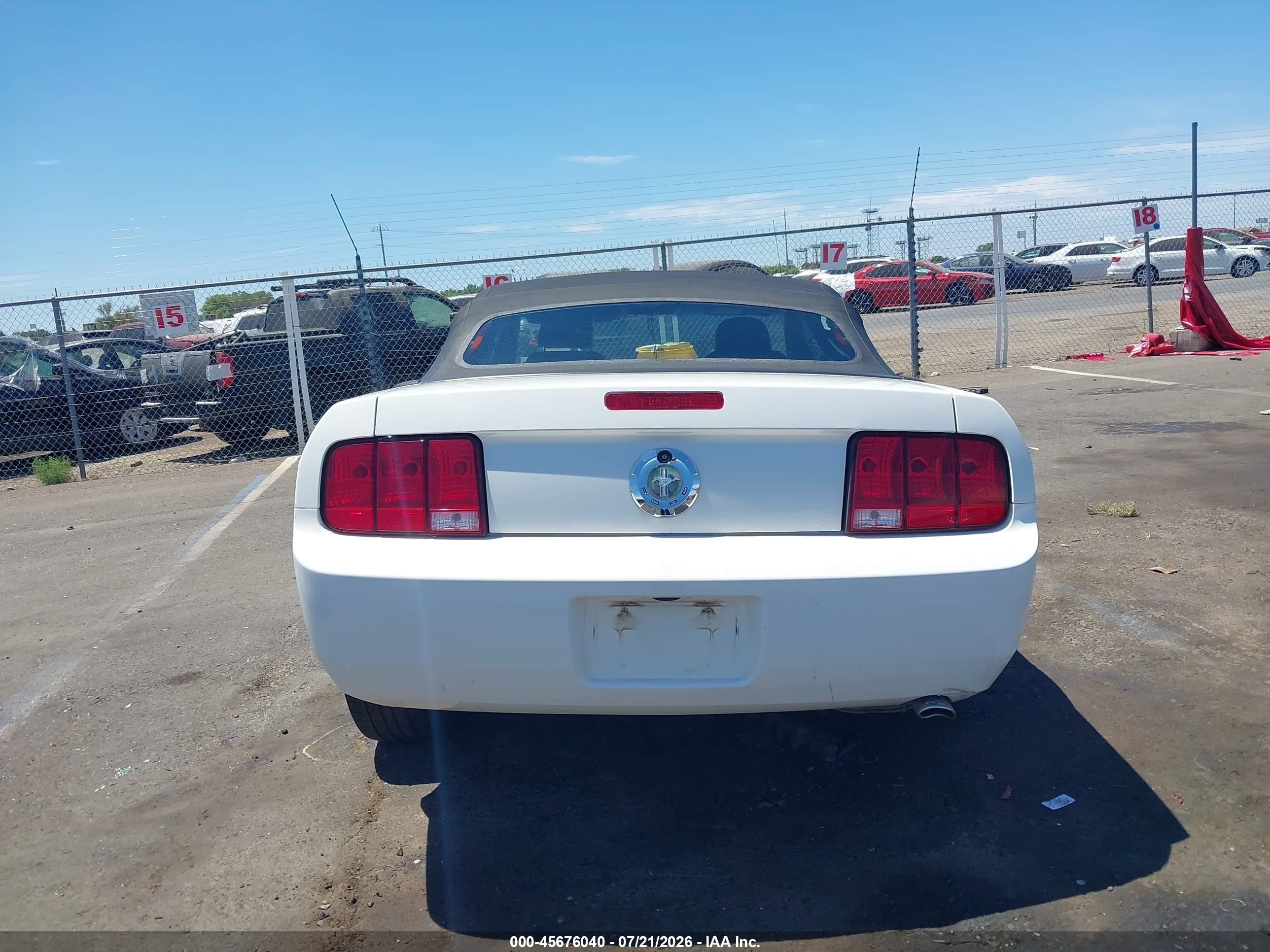 2007 Ford Mustang V6 Deluxe/v6 Premium White vin: 1ZVHT84N375253273