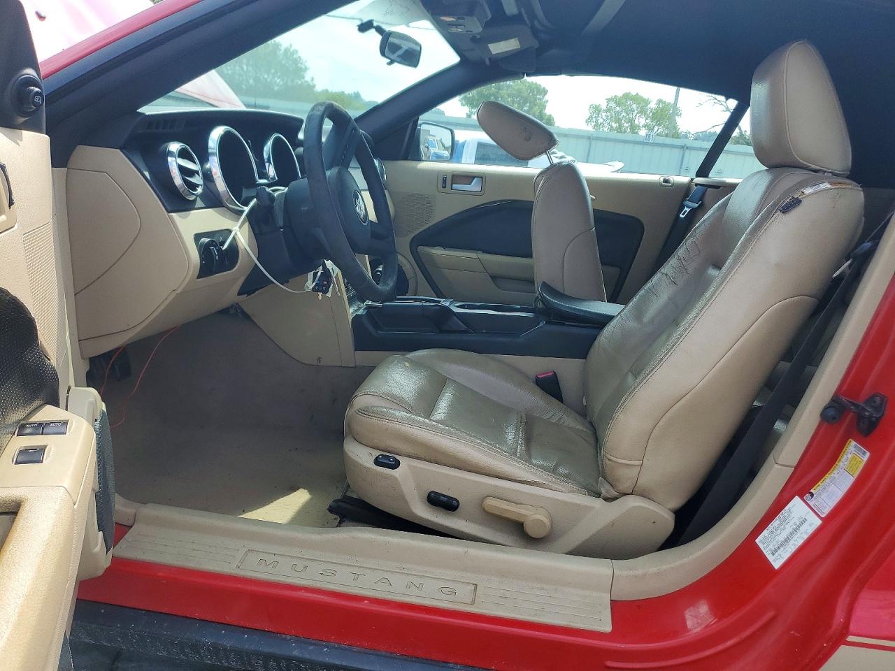 2008 Ford Mustang Red vin: 1ZVHT84N385158147