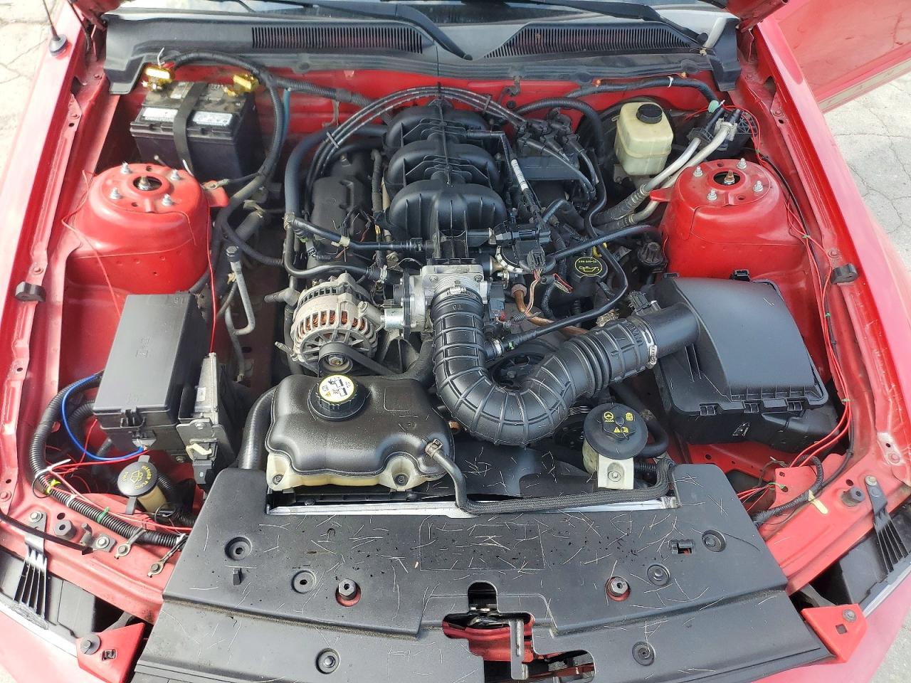 2008 Ford Mustang Red vin: 1ZVHT84N385158147