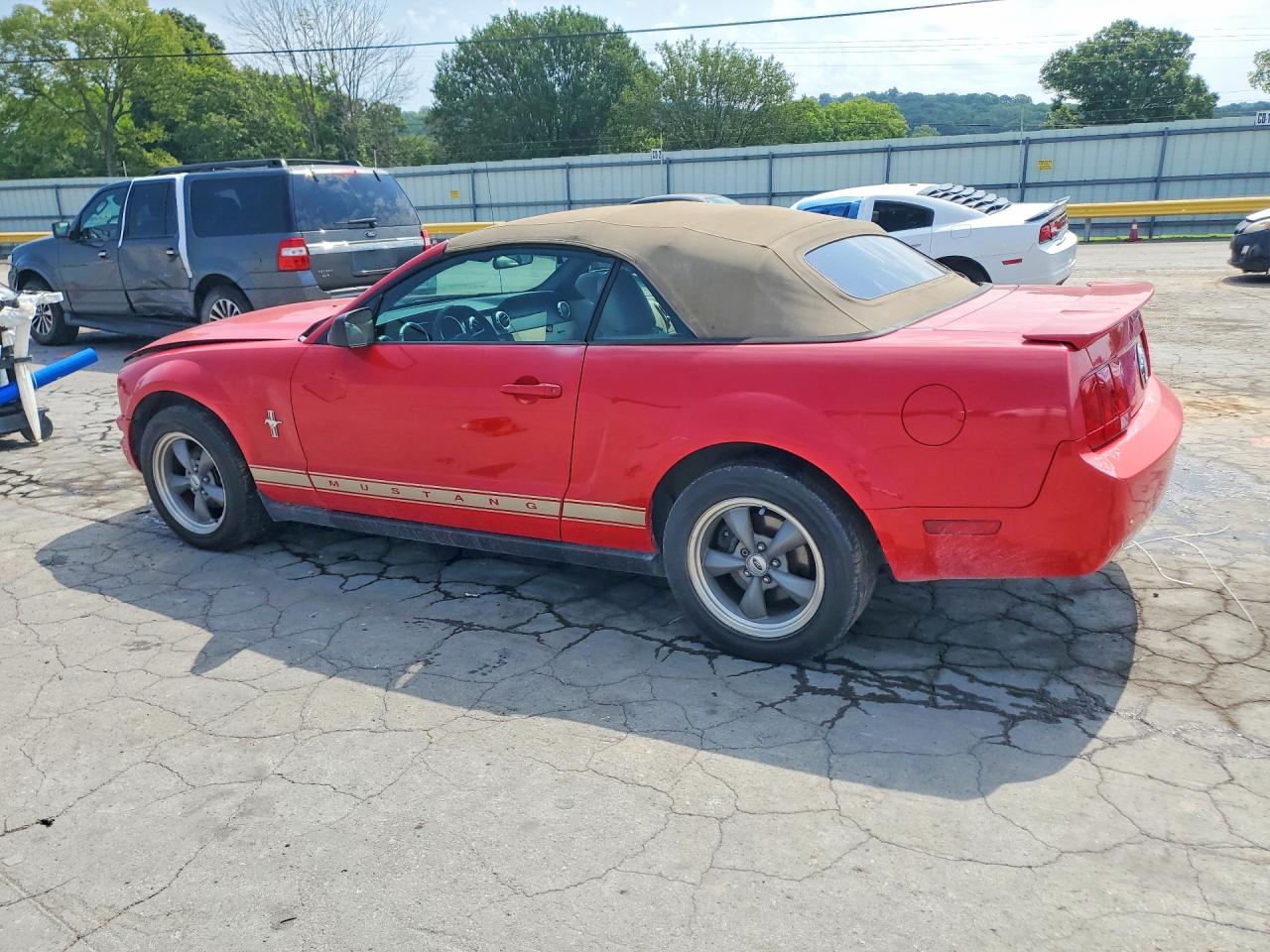 2008 Ford Mustang Red vin: 1ZVHT84N385158147