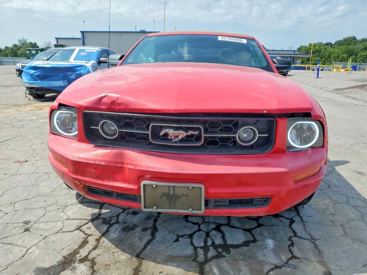 2008 Ford Mustang Red vin: 1ZVHT84N385158147