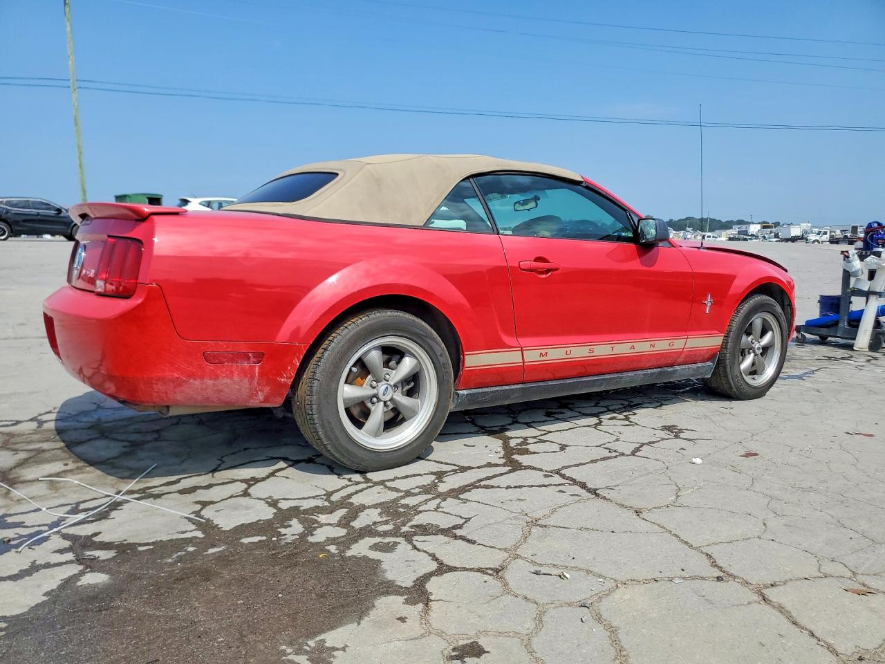 2008 Ford Mustang Red vin: 1ZVHT84N385158147