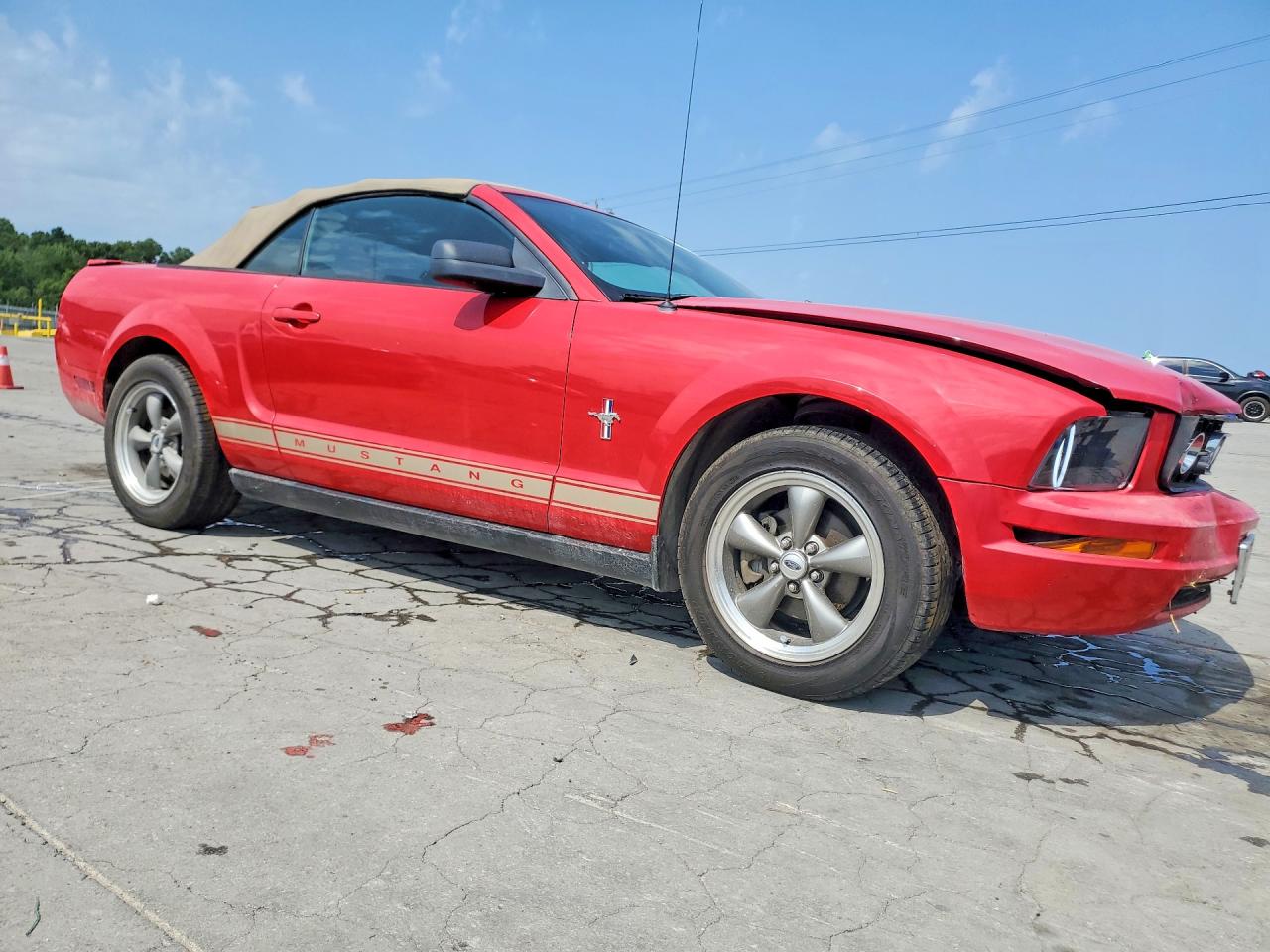 2008 Ford Mustang Red vin: 1ZVHT84N385158147