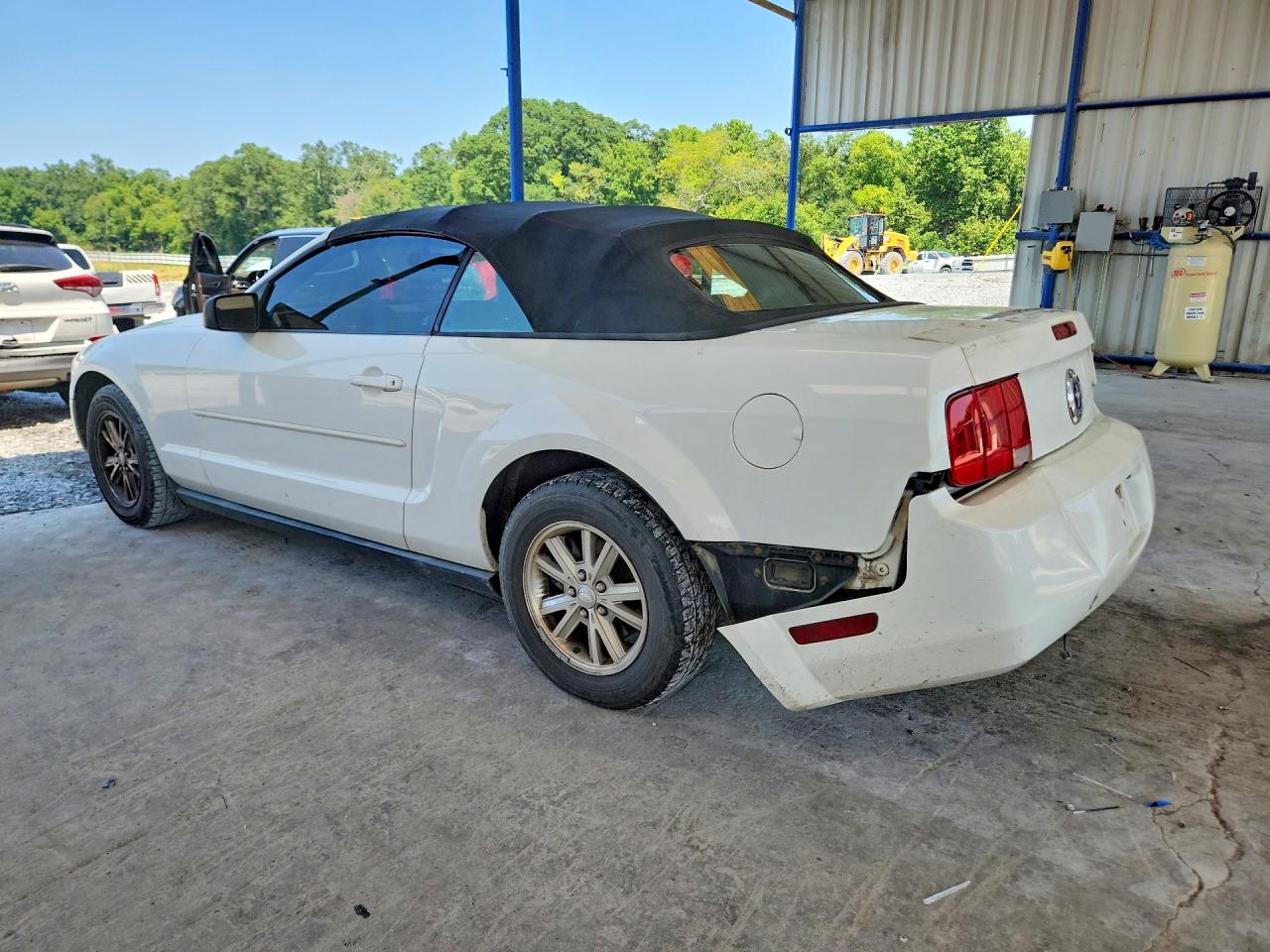 2008 Ford Mustang White vin: 1ZVHT84N585178884