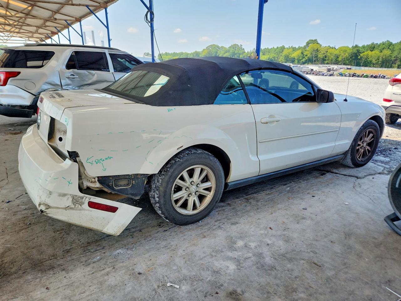 2008 Ford Mustang White vin: 1ZVHT84N585178884