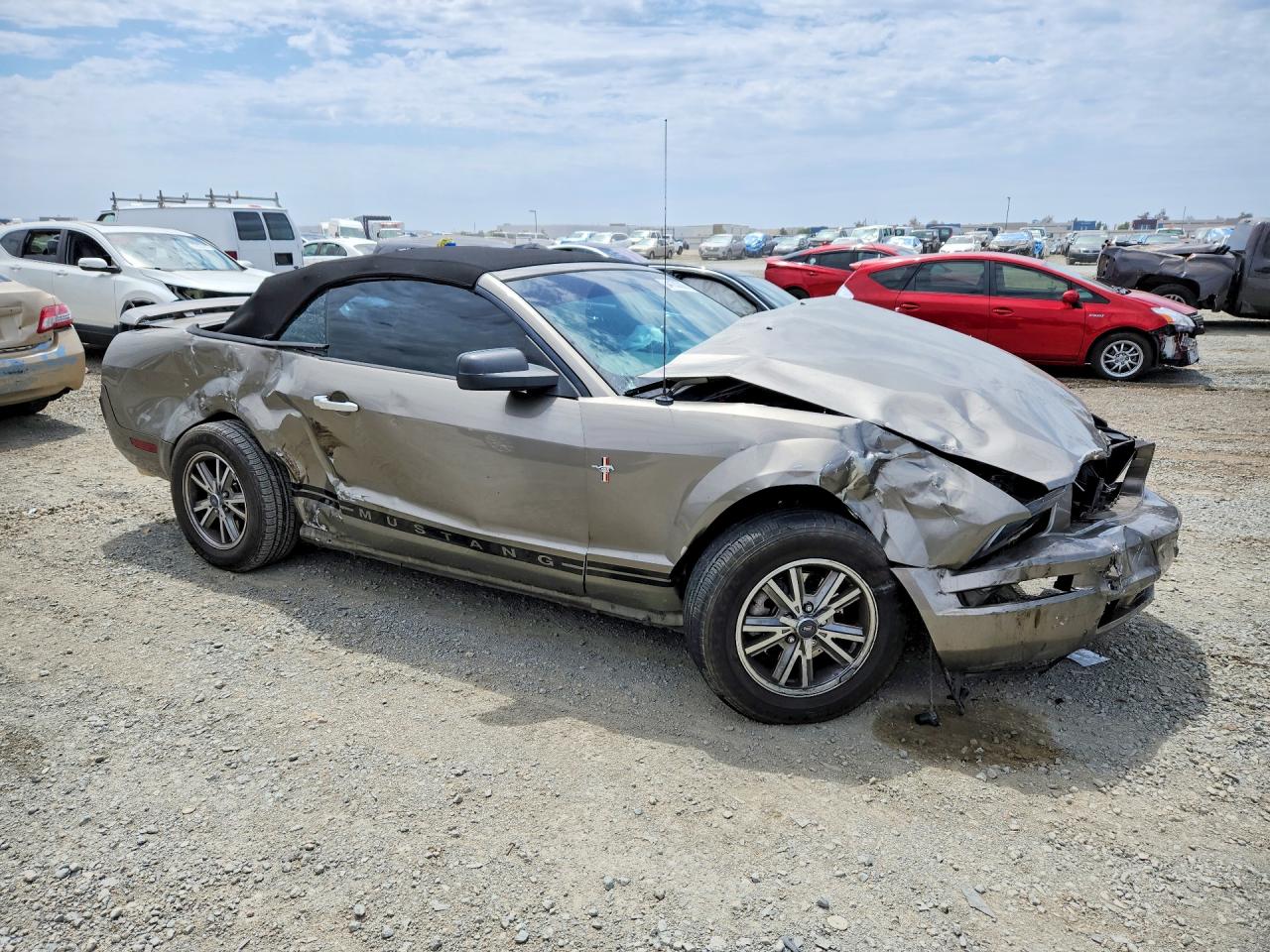 2005 Ford Mustang Tan vin: 1ZVHT84N855256876