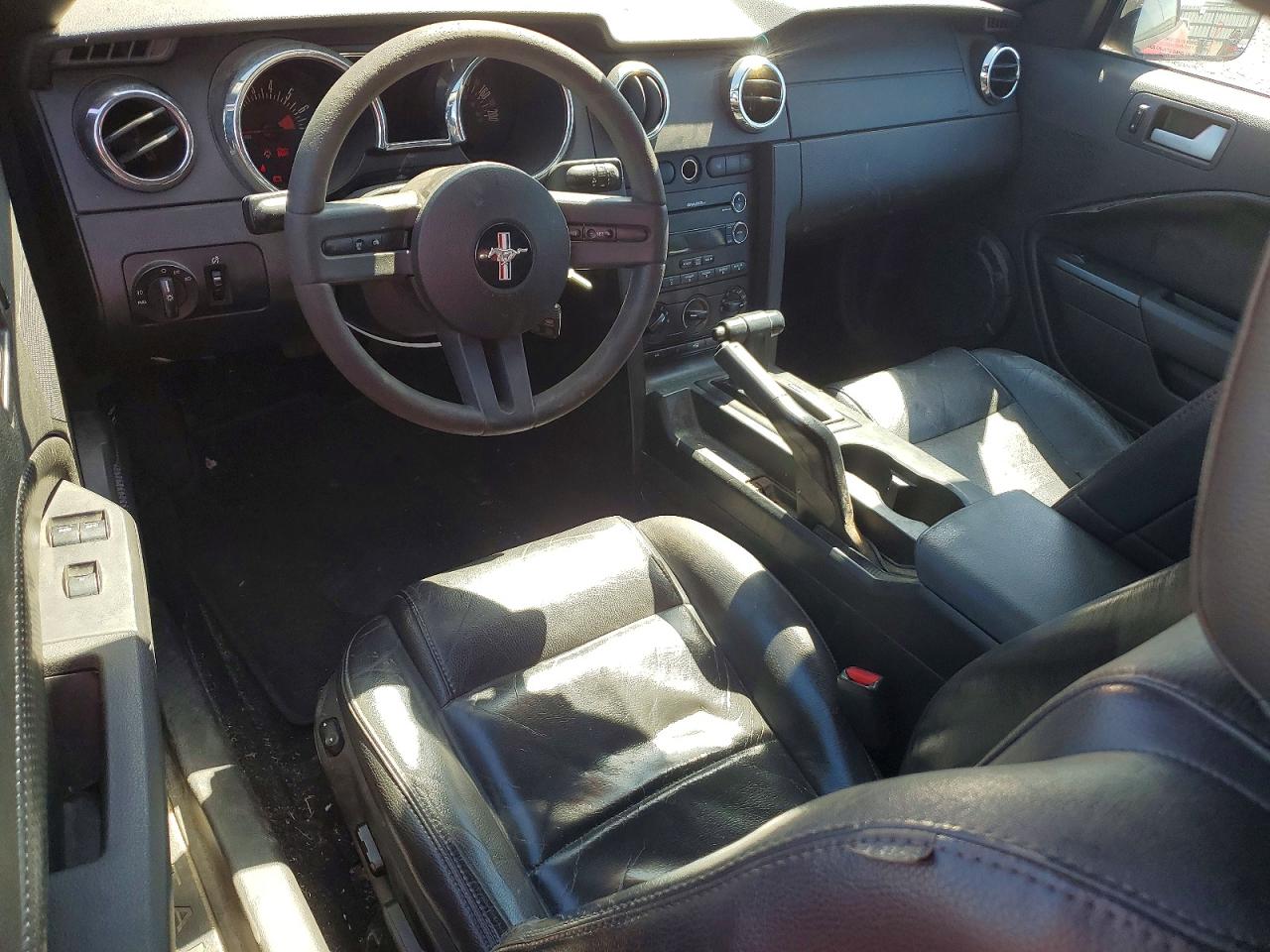 2008 Ford Mustang Red vin: 1ZVHT84N985205374