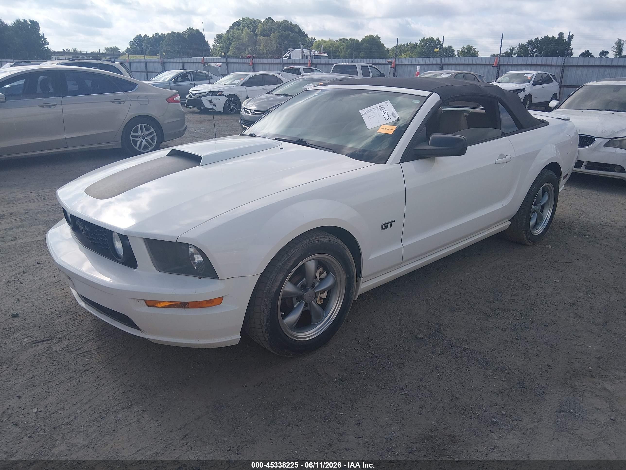 2005 Ford Mustang Gt White vin: 1ZVHT85H055105426