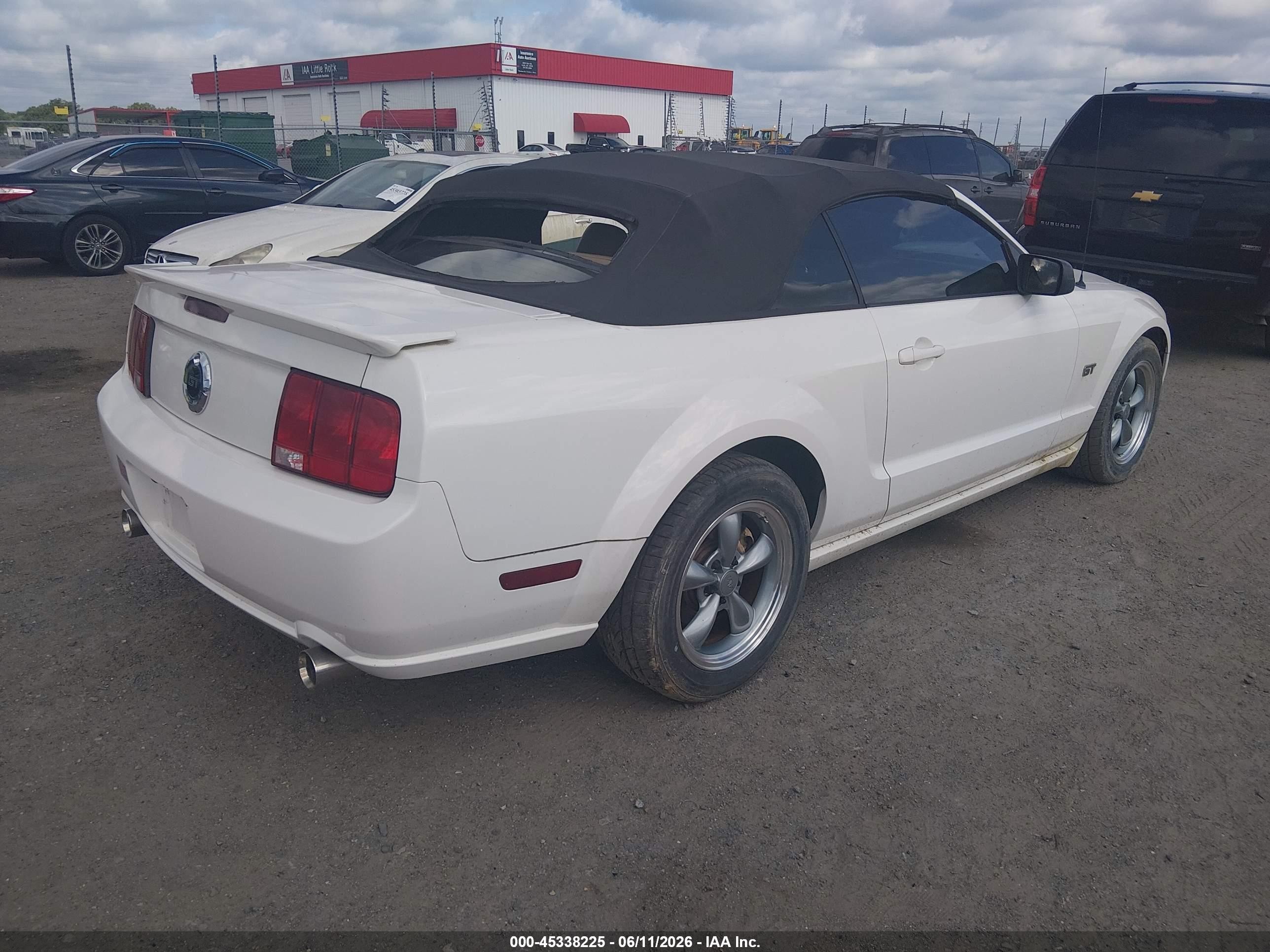 2005 Ford Mustang Gt White vin: 1ZVHT85H055105426