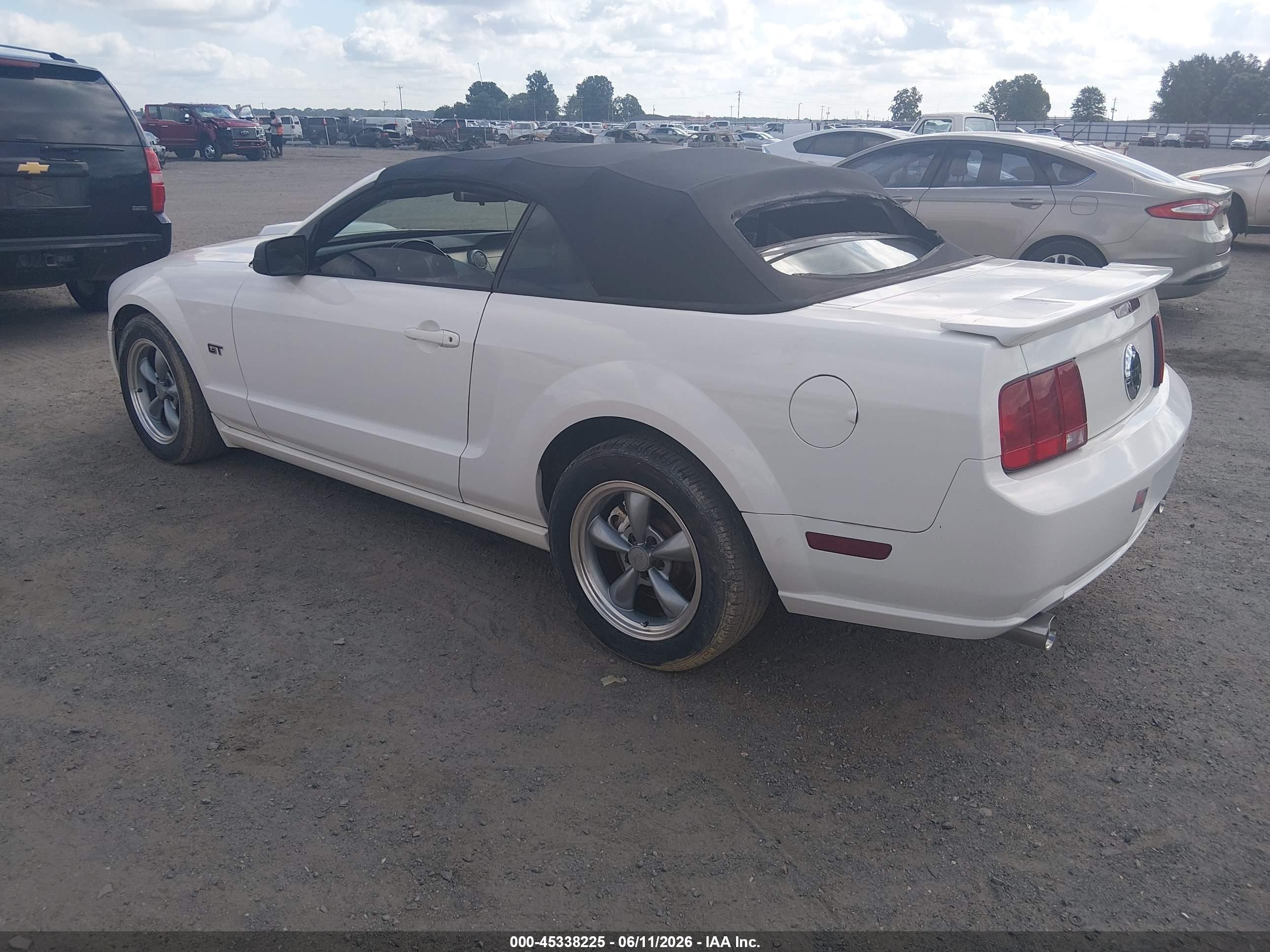 2005 Ford Mustang Gt White vin: 1ZVHT85H055105426