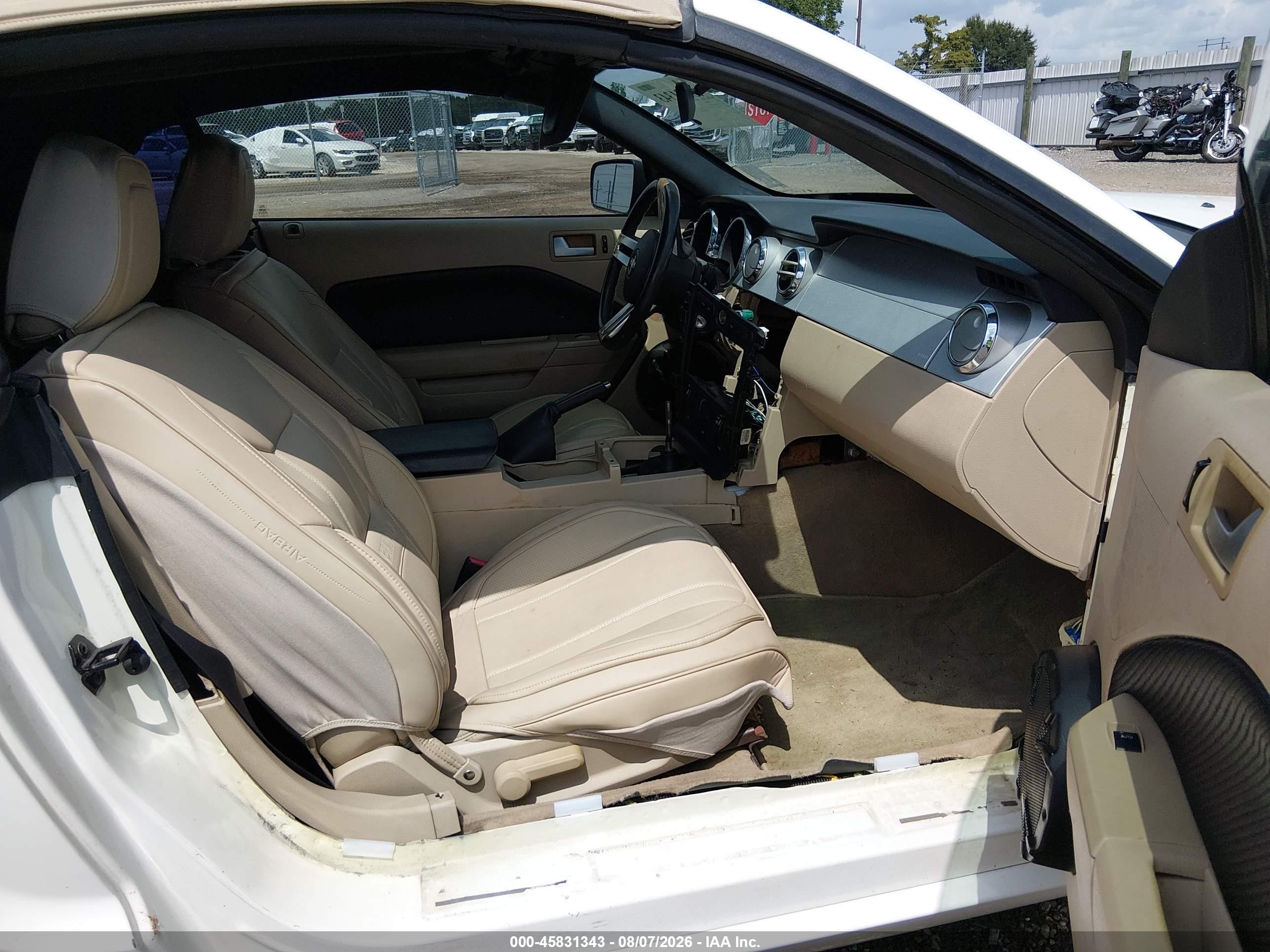 2005 Ford Mustang Gt Белый vin: 1ZVHT85H455203567