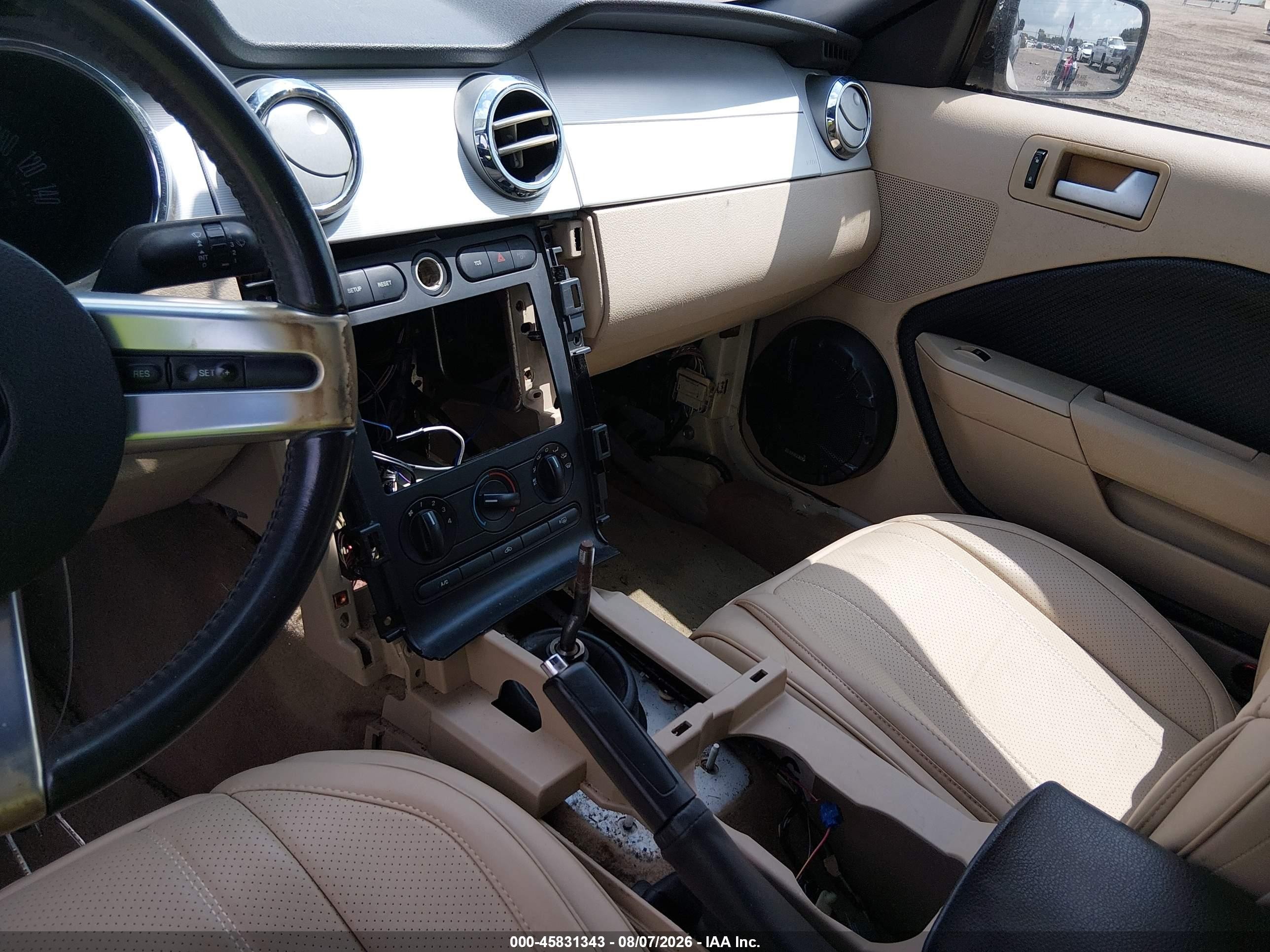 2005 Ford Mustang Gt Белый vin: 1ZVHT85H455203567