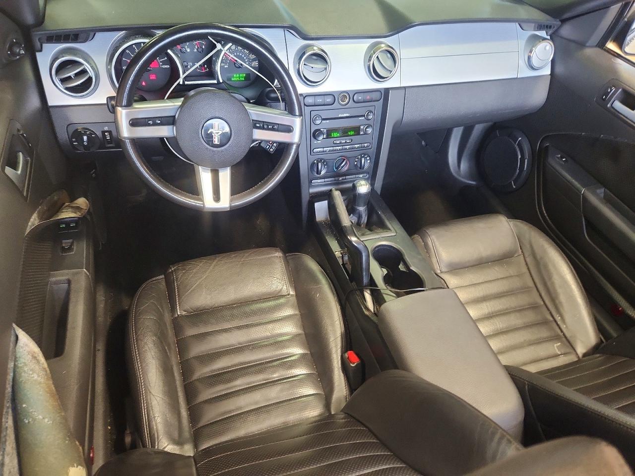 2005 Ford Mustang Gt White vin: 1ZVHT85H555196094