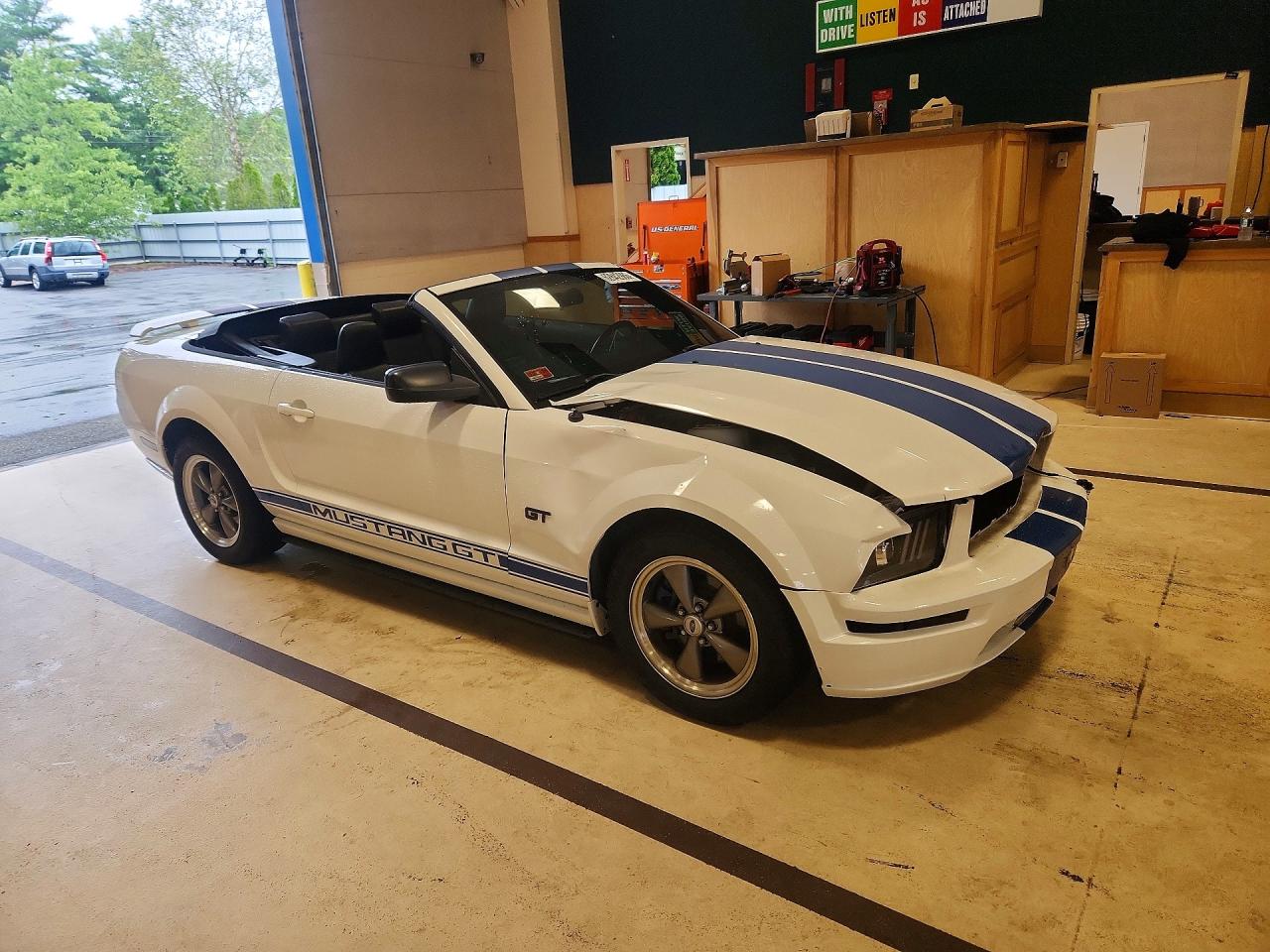 2005 Ford Mustang Gt White vin: 1ZVHT85H555196094