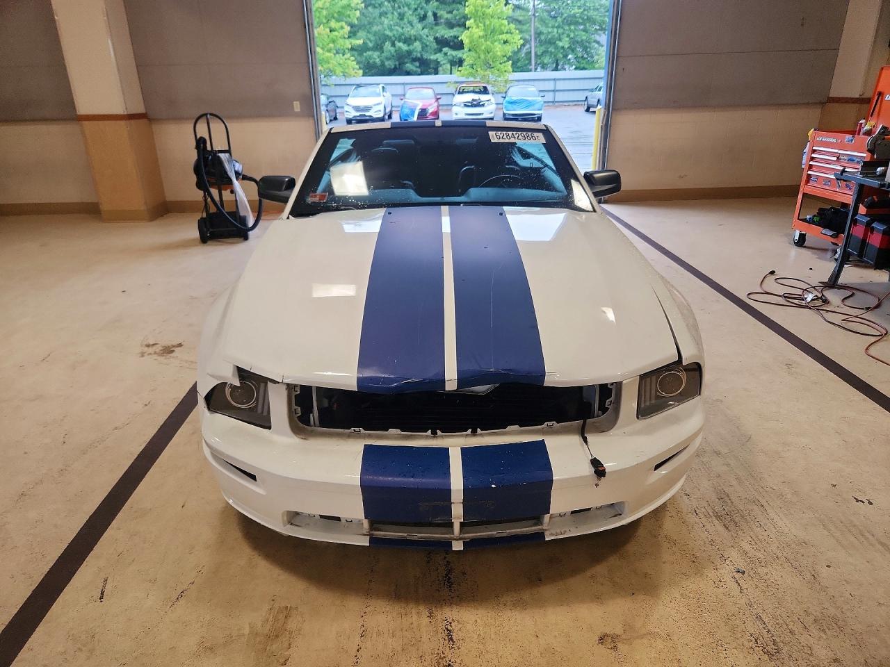 2005 Ford Mustang Gt White vin: 1ZVHT85H555196094