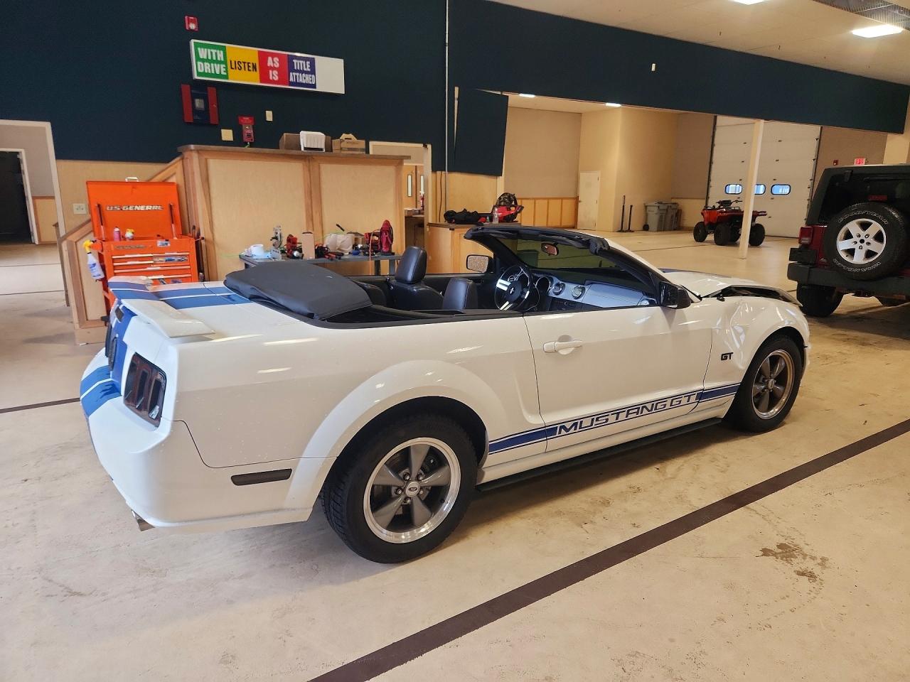 2005 Ford Mustang Gt White vin: 1ZVHT85H555196094