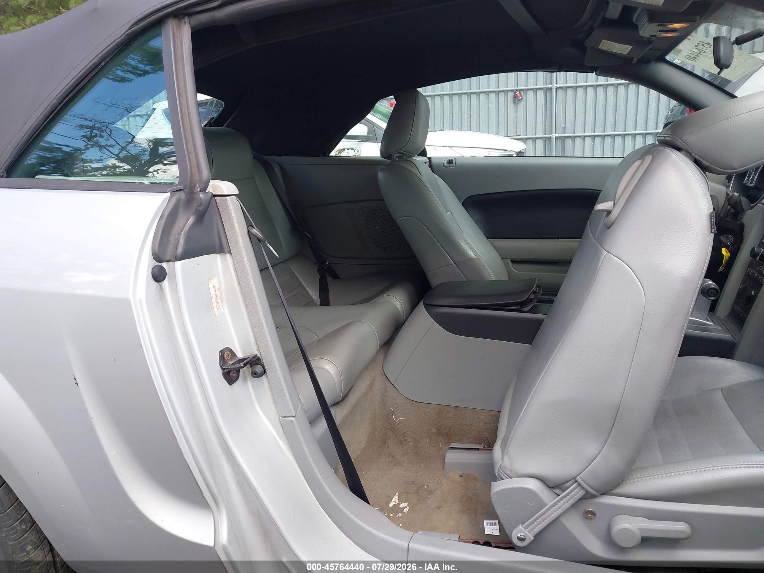 2005 Ford Mustang Gt Silver vin: 1ZVHT85H555236206