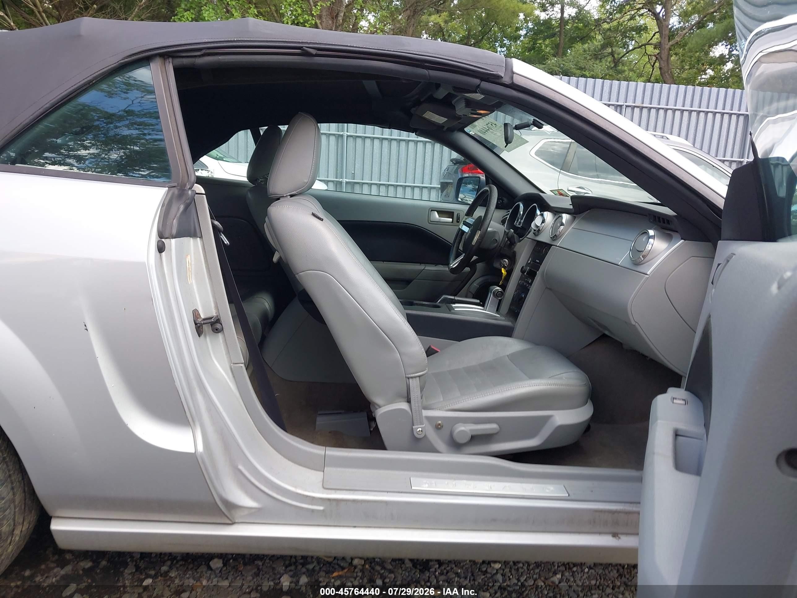 2005 Ford Mustang Gt Silver vin: 1ZVHT85H555236206