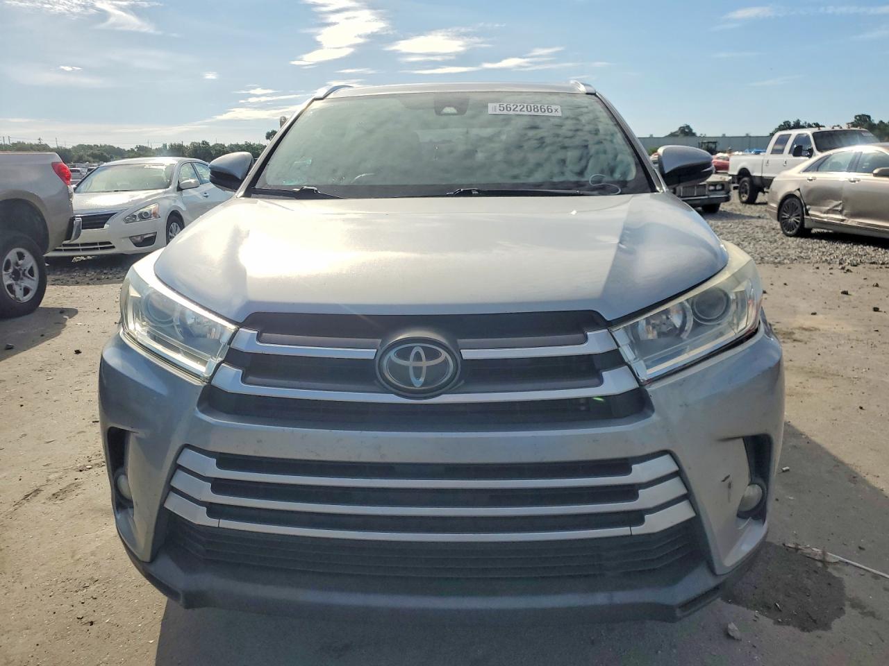 2019 Toyota Highlander Xle Silver vin: 5TDKZRFH2KS554219